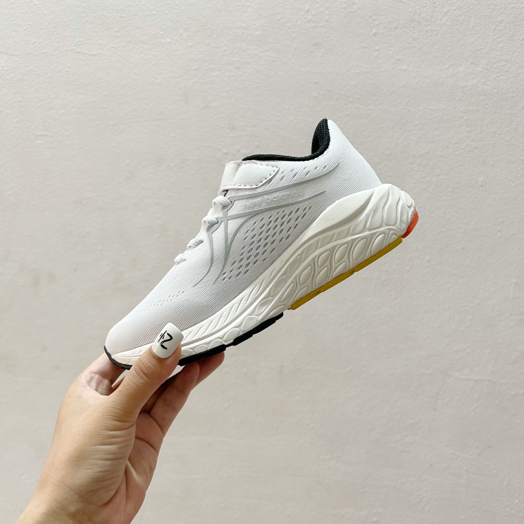 图片[4]-🔗NB860魔术贴儿童运动鞋 尺码：26-37码 👟 当孩子们迈出第一步，每一步都充满期待与挑战，一双合适的运动鞋显得尤为重要。而今天我们要介绍的，就是这款令人惊叹的NB860魔术贴儿童运动鞋！🌈 💖 一打开包装，你就会被那鲜艳的颜色和时尚的设计吸引。这款鞋子不仅适合男孩，也完美地符合女孩的活泼性格。不仅如此，NB860的魔术贴设计更是让穿脱变得轻松无比，再也不用担心帮孩子系鞋带的烦恼了。✨ 🌱 材质方面，NB860采用了透气且柔软的材料，让孩子们在奔跑和跳跃时感到无比舒适。而且鞋底采用了专业的缓震技术，无论是草地还是水泥地面，都能提供足够的支撑和保护。💪 🌍 更重要的是，这款运动鞋的设计灵感来源于户外探险，鼓励孩子们探索世界，勇敢尝试。穿上NB860，他们仿佛拥有了无限的可能，每一双小脚丫都能踏出属于自己的精彩。Adventure awaits! 🌍-选品中心