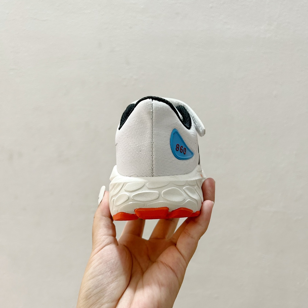 图片[6]-🔗NB860魔术贴儿童运动鞋 尺码：26-37码 👟 当孩子们迈出第一步，每一步都充满期待与挑战，一双合适的运动鞋显得尤为重要。而今天我们要介绍的，就是这款令人惊叹的NB860魔术贴儿童运动鞋！🌈 💖 一打开包装，你就会被那鲜艳的颜色和时尚的设计吸引。这款鞋子不仅适合男孩，也完美地符合女孩的活泼性格。不仅如此，NB860的魔术贴设计更是让穿脱变得轻松无比，再也不用担心帮孩子系鞋带的烦恼了。✨ 🌱 材质方面，NB860采用了透气且柔软的材料，让孩子们在奔跑和跳跃时感到无比舒适。而且鞋底采用了专业的缓震技术，无论是草地还是水泥地面，都能提供足够的支撑和保护。💪 🌍 更重要的是，这款运动鞋的设计灵感来源于户外探险，鼓励孩子们探索世界，勇敢尝试。穿上NB860，他们仿佛拥有了无限的可能，每一双小脚丫都能踏出属于自己的精彩。Adventure awaits! 🌍-选品中心