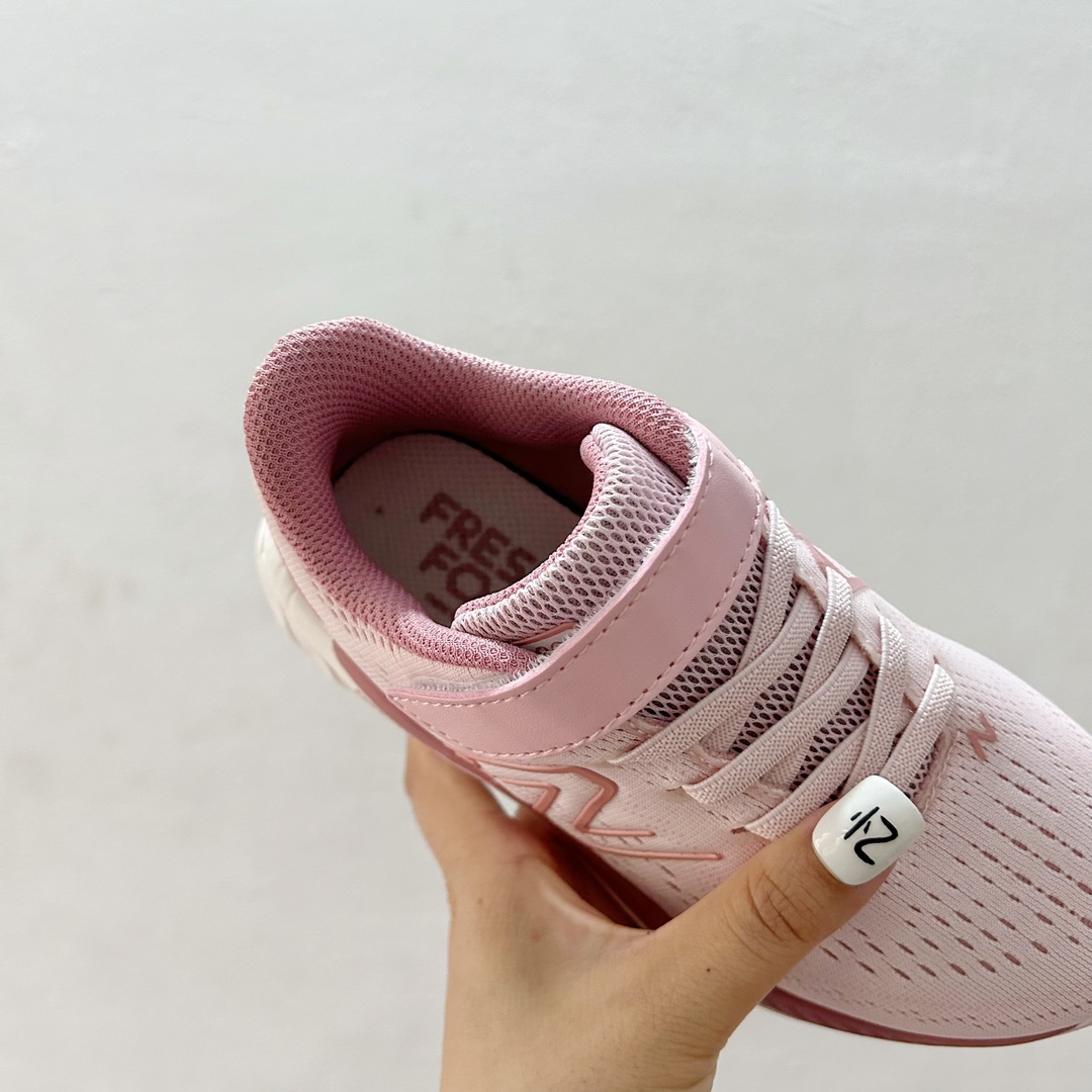 图片[7]-🔗NB860魔术贴儿童运动鞋 尺码：26-37码 👟 当孩子们迈出第一步，每一步都充满期待与挑战，一双合适的运动鞋显得尤为重要。而今天我们要介绍的，就是这款令人惊叹的NB860魔术贴儿童运动鞋！🌈 💖 一打开包装，你就会被那鲜艳的颜色和时尚的设计吸引。这款鞋子不仅适合男孩，也完美地符合女孩的活泼性格。不仅如此，NB860的魔术贴设计更是让穿脱变得轻松无比，再也不用担心帮孩子系鞋带的烦恼了。✨ 🌱 材质方面，NB860采用了透气且柔软的材料，让孩子们在奔跑和跳跃时感到无比舒适。而且鞋底采用了专业的缓震技术，无论是草地还是水泥地面，都能提供足够的支撑和保护。💪 🌍 更重要的是，这款运动鞋的设计灵感来源于户外探险，鼓励孩子们探索世界，勇敢尝试。穿上NB860，他们仿佛拥有了无限的可能，每一双小脚丫都能踏出属于自己的精彩。Adventure awaits! 🌍-选品中心