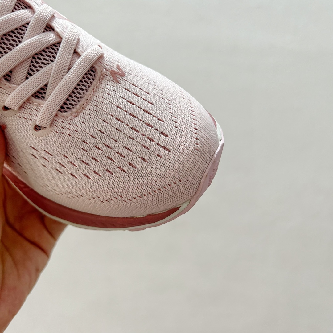 图片[5]-🔗NB860魔术贴儿童运动鞋 尺码：26-37码 👟 当孩子们迈出第一步，每一步都充满期待与挑战，一双合适的运动鞋显得尤为重要。而今天我们要介绍的，就是这款令人惊叹的NB860魔术贴儿童运动鞋！🌈 💖 一打开包装，你就会被那鲜艳的颜色和时尚的设计吸引。这款鞋子不仅适合男孩，也完美地符合女孩的活泼性格。不仅如此，NB860的魔术贴设计更是让穿脱变得轻松无比，再也不用担心帮孩子系鞋带的烦恼了。✨ 🌱 材质方面，NB860采用了透气且柔软的材料，让孩子们在奔跑和跳跃时感到无比舒适。而且鞋底采用了专业的缓震技术，无论是草地还是水泥地面，都能提供足够的支撑和保护。💪 🌍 更重要的是，这款运动鞋的设计灵感来源于户外探险，鼓励孩子们探索世界，勇敢尝试。穿上NB860，他们仿佛拥有了无限的可能，每一双小脚丫都能踏出属于自己的精彩。Adventure awaits! 🌍-选品中心