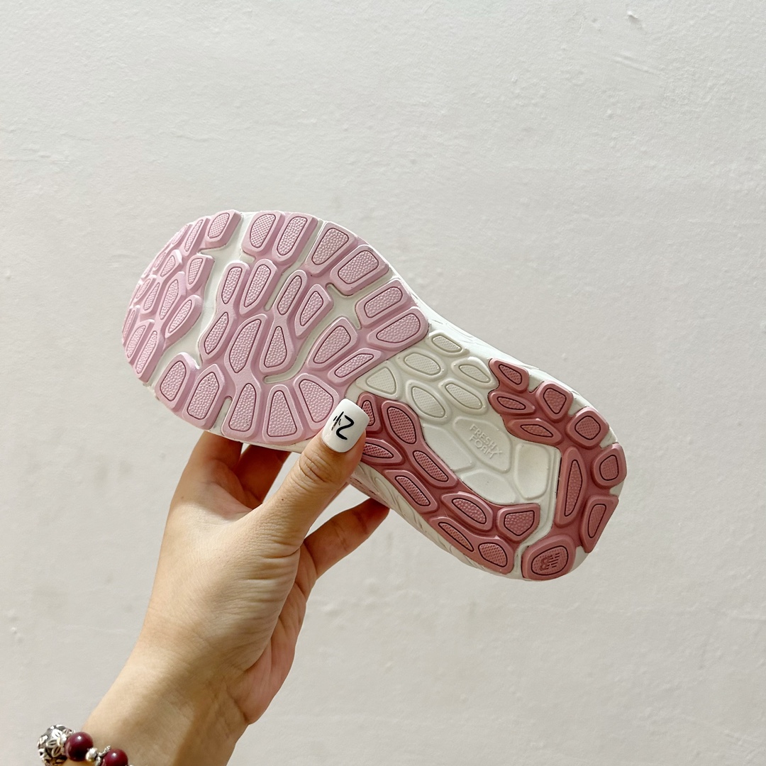 图片[9]-🔗NB860魔术贴儿童运动鞋 尺码：26-37码 👟 当孩子们迈出第一步，每一步都充满期待与挑战，一双合适的运动鞋显得尤为重要。而今天我们要介绍的，就是这款令人惊叹的NB860魔术贴儿童运动鞋！🌈 💖 一打开包装，你就会被那鲜艳的颜色和时尚的设计吸引。这款鞋子不仅适合男孩，也完美地符合女孩的活泼性格。不仅如此，NB860的魔术贴设计更是让穿脱变得轻松无比，再也不用担心帮孩子系鞋带的烦恼了。✨ 🌱 材质方面，NB860采用了透气且柔软的材料，让孩子们在奔跑和跳跃时感到无比舒适。而且鞋底采用了专业的缓震技术，无论是草地还是水泥地面，都能提供足够的支撑和保护。💪 🌍 更重要的是，这款运动鞋的设计灵感来源于户外探险，鼓励孩子们探索世界，勇敢尝试。穿上NB860，他们仿佛拥有了无限的可能，每一双小脚丫都能踏出属于自己的精彩。Adventure awaits! 🌍-选品中心