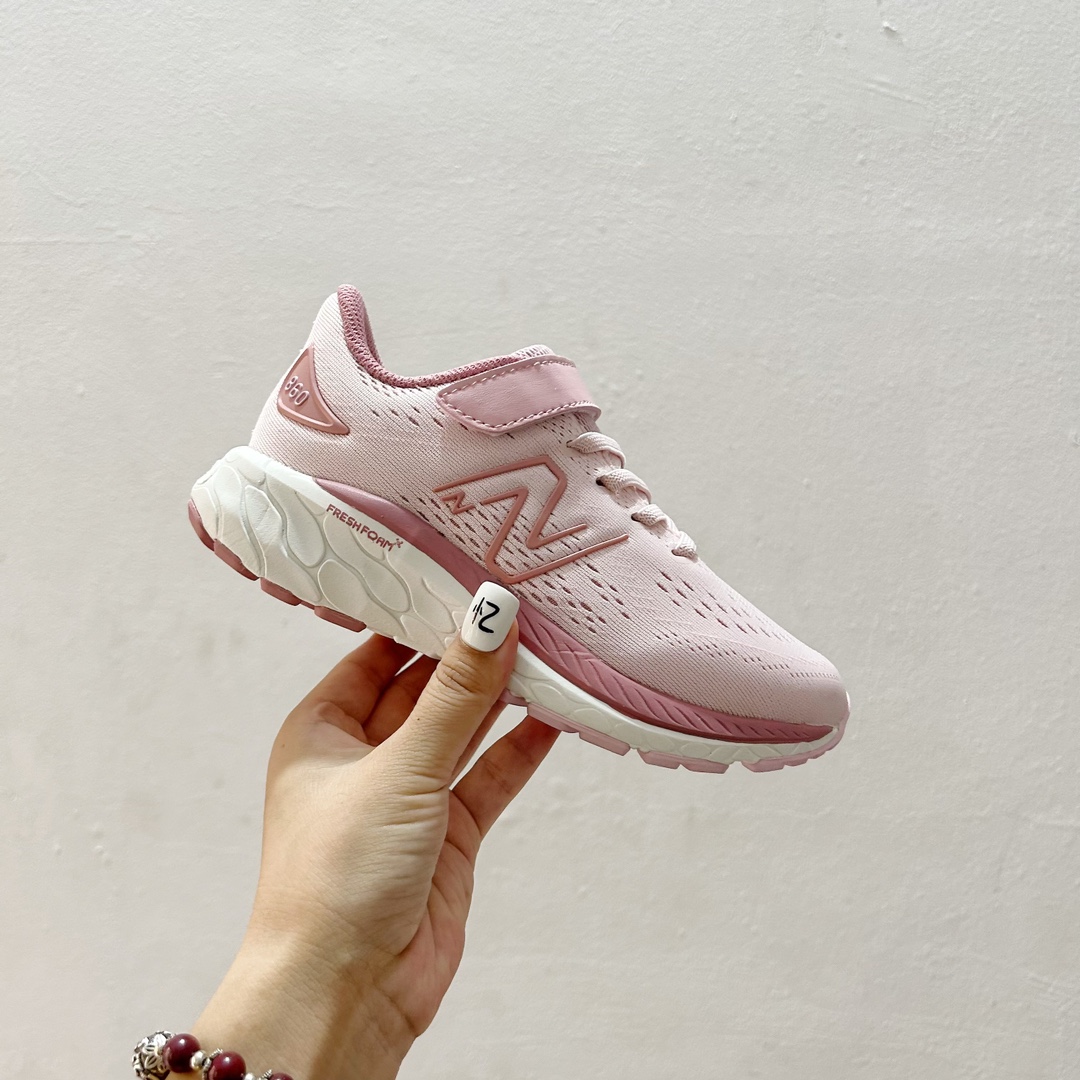 图片[2]-🔗NB860魔术贴儿童运动鞋 尺码：26-37码 👟 当孩子们迈出第一步，每一步都充满期待与挑战，一双合适的运动鞋显得尤为重要。而今天我们要介绍的，就是这款令人惊叹的NB860魔术贴儿童运动鞋！🌈 💖 一打开包装，你就会被那鲜艳的颜色和时尚的设计吸引。这款鞋子不仅适合男孩，也完美地符合女孩的活泼性格。不仅如此，NB860的魔术贴设计更是让穿脱变得轻松无比，再也不用担心帮孩子系鞋带的烦恼了。✨ 🌱 材质方面，NB860采用了透气且柔软的材料，让孩子们在奔跑和跳跃时感到无比舒适。而且鞋底采用了专业的缓震技术，无论是草地还是水泥地面，都能提供足够的支撑和保护。💪 🌍 更重要的是，这款运动鞋的设计灵感来源于户外探险，鼓励孩子们探索世界，勇敢尝试。穿上NB860，他们仿佛拥有了无限的可能，每一双小脚丫都能踏出属于自己的精彩。Adventure awaits! 🌍-选品中心