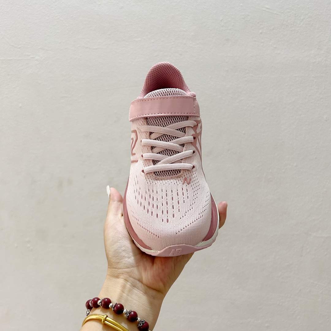 图片[3]-🔗NB860魔术贴儿童运动鞋 尺码：26-37码 👟 当孩子们迈出第一步，每一步都充满期待与挑战，一双合适的运动鞋显得尤为重要。而今天我们要介绍的，就是这款令人惊叹的NB860魔术贴儿童运动鞋！🌈 💖 一打开包装，你就会被那鲜艳的颜色和时尚的设计吸引。这款鞋子不仅适合男孩，也完美地符合女孩的活泼性格。不仅如此，NB860的魔术贴设计更是让穿脱变得轻松无比，再也不用担心帮孩子系鞋带的烦恼了。✨ 🌱 材质方面，NB860采用了透气且柔软的材料，让孩子们在奔跑和跳跃时感到无比舒适。而且鞋底采用了专业的缓震技术，无论是草地还是水泥地面，都能提供足够的支撑和保护。💪 🌍 更重要的是，这款运动鞋的设计灵感来源于户外探险，鼓励孩子们探索世界，勇敢尝试。穿上NB860，他们仿佛拥有了无限的可能，每一双小脚丫都能踏出属于自己的精彩。Adventure awaits! 🌍-选品中心