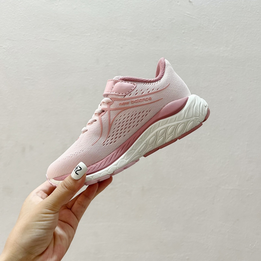 图片[4]-🔗NB860魔术贴儿童运动鞋 尺码：26-37码 👟 当孩子们迈出第一步，每一步都充满期待与挑战，一双合适的运动鞋显得尤为重要。而今天我们要介绍的，就是这款令人惊叹的NB860魔术贴儿童运动鞋！🌈 💖 一打开包装，你就会被那鲜艳的颜色和时尚的设计吸引。这款鞋子不仅适合男孩，也完美地符合女孩的活泼性格。不仅如此，NB860的魔术贴设计更是让穿脱变得轻松无比，再也不用担心帮孩子系鞋带的烦恼了。✨ 🌱 材质方面，NB860采用了透气且柔软的材料，让孩子们在奔跑和跳跃时感到无比舒适。而且鞋底采用了专业的缓震技术，无论是草地还是水泥地面，都能提供足够的支撑和保护。💪 🌍 更重要的是，这款运动鞋的设计灵感来源于户外探险，鼓励孩子们探索世界，勇敢尝试。穿上NB860，他们仿佛拥有了无限的可能，每一双小脚丫都能踏出属于自己的精彩。Adventure awaits! 🌍-选品中心