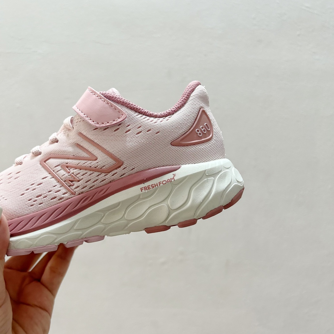 图片[8]-🔗NB860魔术贴儿童运动鞋 尺码：26-37码 👟 当孩子们迈出第一步，每一步都充满期待与挑战，一双合适的运动鞋显得尤为重要。而今天我们要介绍的，就是这款令人惊叹的NB860魔术贴儿童运动鞋！🌈 💖 一打开包装，你就会被那鲜艳的颜色和时尚的设计吸引。这款鞋子不仅适合男孩，也完美地符合女孩的活泼性格。不仅如此，NB860的魔术贴设计更是让穿脱变得轻松无比，再也不用担心帮孩子系鞋带的烦恼了。✨ 🌱 材质方面，NB860采用了透气且柔软的材料，让孩子们在奔跑和跳跃时感到无比舒适。而且鞋底采用了专业的缓震技术，无论是草地还是水泥地面，都能提供足够的支撑和保护。💪 🌍 更重要的是，这款运动鞋的设计灵感来源于户外探险，鼓励孩子们探索世界，勇敢尝试。穿上NB860，他们仿佛拥有了无限的可能，每一双小脚丫都能踏出属于自己的精彩。Adventure awaits! 🌍-选品中心