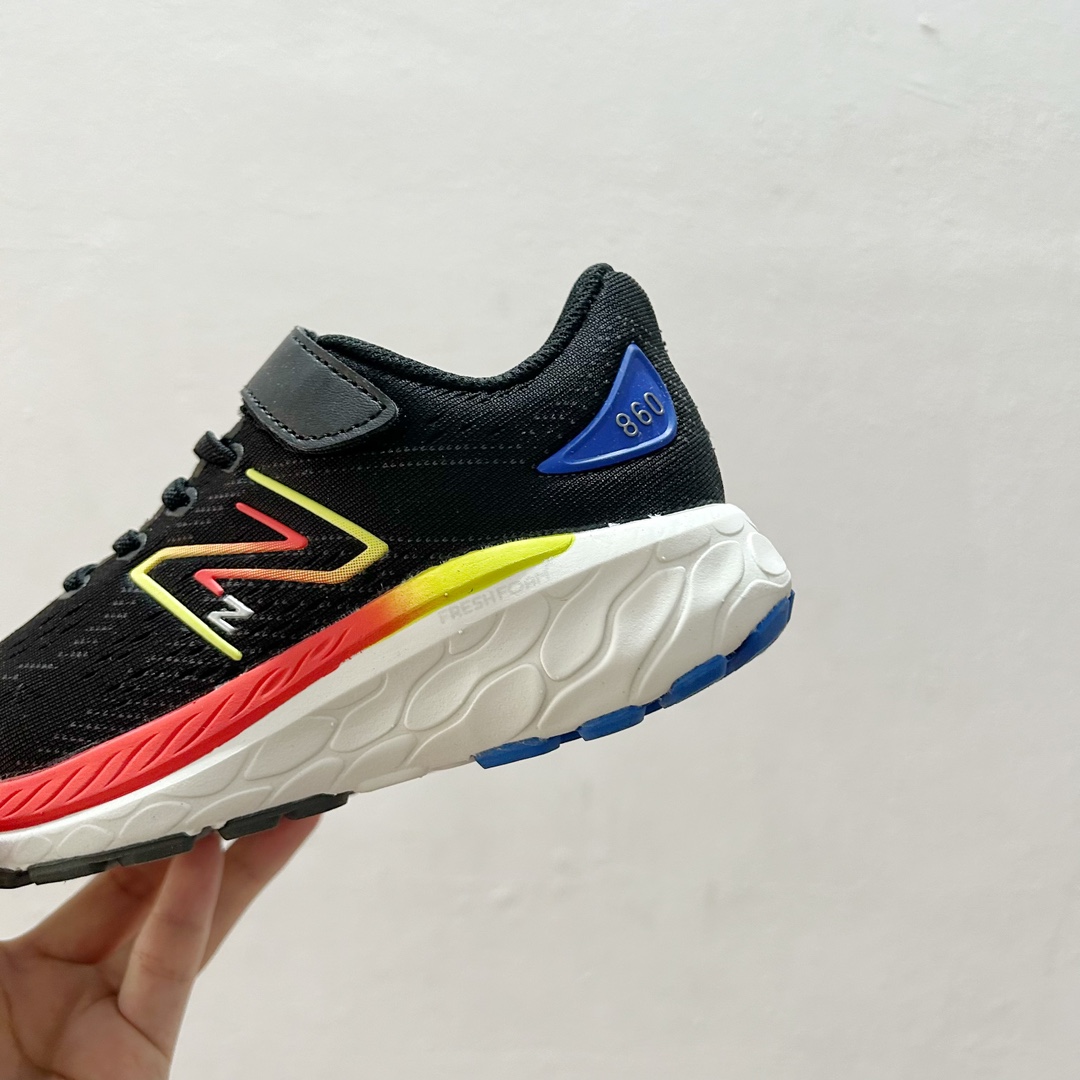 图片[8]-🔗NB860魔术贴儿童运动鞋 尺码：26-37码 👟 当孩子们迈出第一步，每一步都充满期待与挑战，一双合适的运动鞋显得尤为重要。而今天我们要介绍的，就是这款令人惊叹的NB860魔术贴儿童运动鞋！🌈 💖 一打开包装，你就会被那鲜艳的颜色和时尚的设计吸引。这款鞋子不仅适合男孩，也完美地符合女孩的活泼性格。不仅如此，NB860的魔术贴设计更是让穿脱变得轻松无比，再也不用担心帮孩子系鞋带的烦恼了。✨ 🌱 材质方面，NB860采用了透气且柔软的材料，让孩子们在奔跑和跳跃时感到无比舒适。而且鞋底采用了专业的缓震技术，无论是草地还是水泥地面，都能提供足够的支撑和保护。💪 🌍 更重要的是，这款运动鞋的设计灵感来源于户外探险，鼓励孩子们探索世界，勇敢尝试。穿上NB860，他们仿佛拥有了无限的可能，每一双小脚丫都能踏出属于自己的精彩。Adventure awaits! 🌍-选品中心