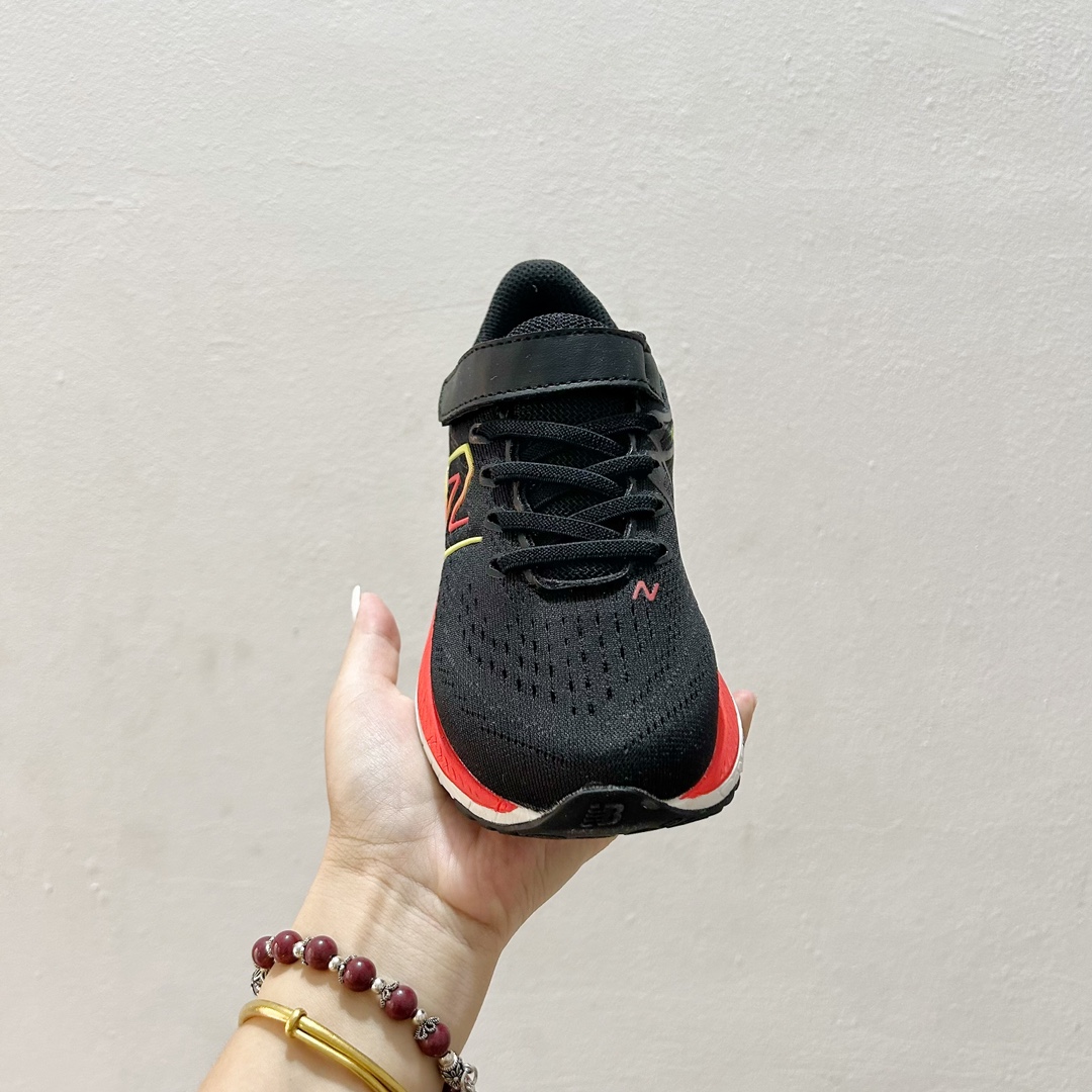 图片[3]-🔗NB860魔术贴儿童运动鞋 尺码：26-37码 👟 当孩子们迈出第一步，每一步都充满期待与挑战，一双合适的运动鞋显得尤为重要。而今天我们要介绍的，就是这款令人惊叹的NB860魔术贴儿童运动鞋！🌈 💖 一打开包装，你就会被那鲜艳的颜色和时尚的设计吸引。这款鞋子不仅适合男孩，也完美地符合女孩的活泼性格。不仅如此，NB860的魔术贴设计更是让穿脱变得轻松无比，再也不用担心帮孩子系鞋带的烦恼了。✨ 🌱 材质方面，NB860采用了透气且柔软的材料，让孩子们在奔跑和跳跃时感到无比舒适。而且鞋底采用了专业的缓震技术，无论是草地还是水泥地面，都能提供足够的支撑和保护。💪 🌍 更重要的是，这款运动鞋的设计灵感来源于户外探险，鼓励孩子们探索世界，勇敢尝试。穿上NB860，他们仿佛拥有了无限的可能，每一双小脚丫都能踏出属于自己的精彩。Adventure awaits! 🌍-选品中心