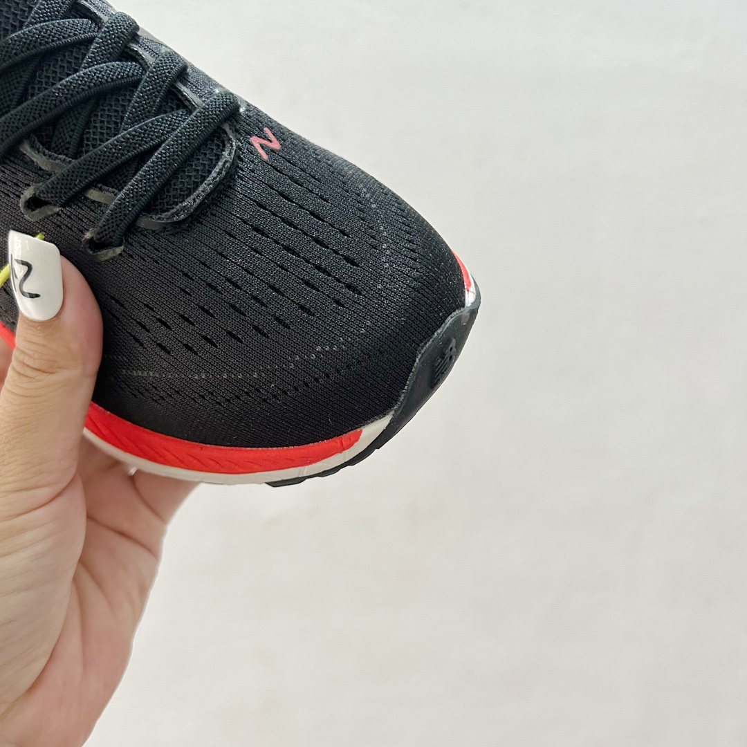 图片[5]-🔗NB860魔术贴儿童运动鞋 尺码：26-37码 👟 当孩子们迈出第一步，每一步都充满期待与挑战，一双合适的运动鞋显得尤为重要。而今天我们要介绍的，就是这款令人惊叹的NB860魔术贴儿童运动鞋！🌈 💖 一打开包装，你就会被那鲜艳的颜色和时尚的设计吸引。这款鞋子不仅适合男孩，也完美地符合女孩的活泼性格。不仅如此，NB860的魔术贴设计更是让穿脱变得轻松无比，再也不用担心帮孩子系鞋带的烦恼了。✨ 🌱 材质方面，NB860采用了透气且柔软的材料，让孩子们在奔跑和跳跃时感到无比舒适。而且鞋底采用了专业的缓震技术，无论是草地还是水泥地面，都能提供足够的支撑和保护。💪 🌍 更重要的是，这款运动鞋的设计灵感来源于户外探险，鼓励孩子们探索世界，勇敢尝试。穿上NB860，他们仿佛拥有了无限的可能，每一双小脚丫都能踏出属于自己的精彩。Adventure awaits! 🌍-选品中心