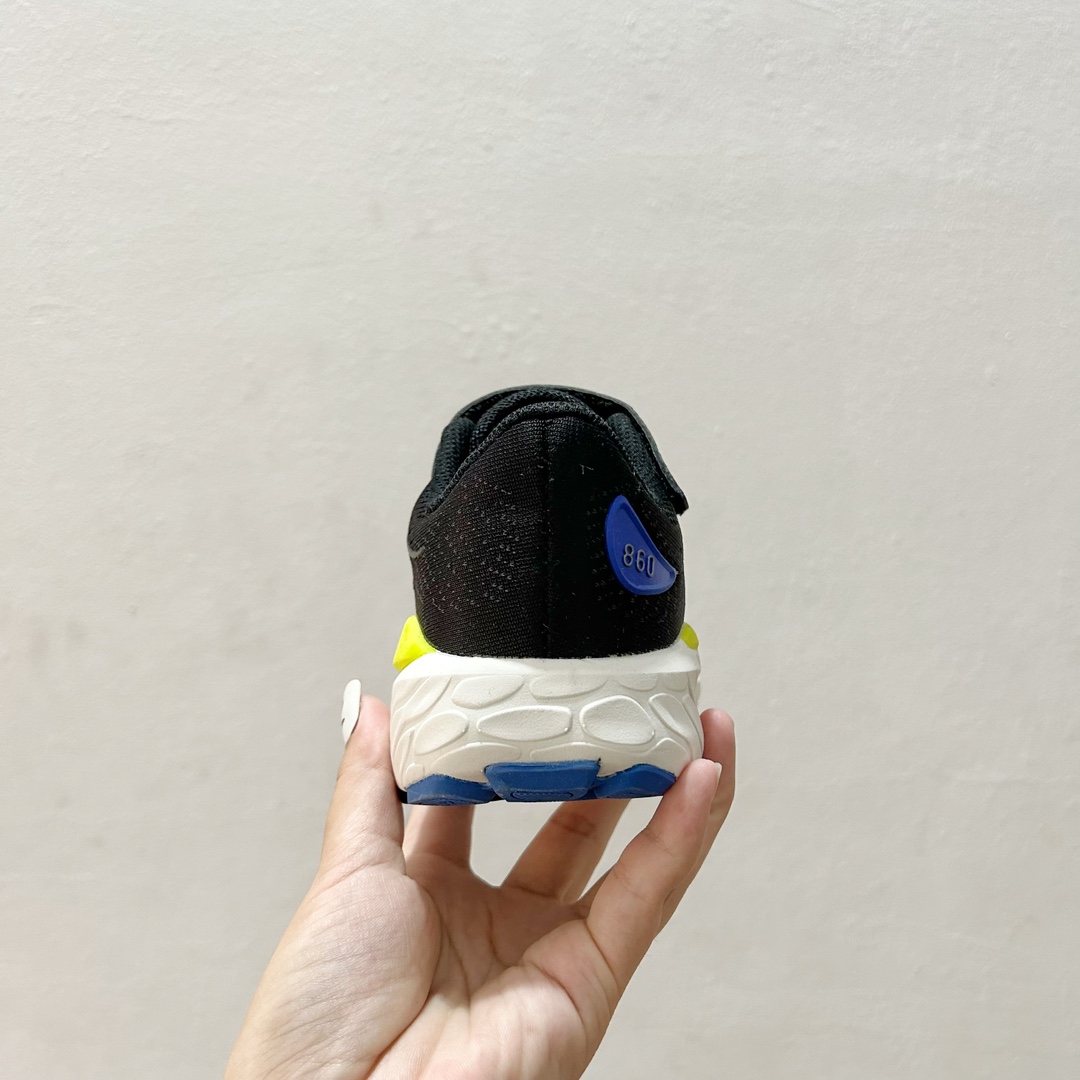 图片[6]-🔗NB860魔术贴儿童运动鞋 尺码：26-37码 👟 当孩子们迈出第一步，每一步都充满期待与挑战，一双合适的运动鞋显得尤为重要。而今天我们要介绍的，就是这款令人惊叹的NB860魔术贴儿童运动鞋！🌈 💖 一打开包装，你就会被那鲜艳的颜色和时尚的设计吸引。这款鞋子不仅适合男孩，也完美地符合女孩的活泼性格。不仅如此，NB860的魔术贴设计更是让穿脱变得轻松无比，再也不用担心帮孩子系鞋带的烦恼了。✨ 🌱 材质方面，NB860采用了透气且柔软的材料，让孩子们在奔跑和跳跃时感到无比舒适。而且鞋底采用了专业的缓震技术，无论是草地还是水泥地面，都能提供足够的支撑和保护。💪 🌍 更重要的是，这款运动鞋的设计灵感来源于户外探险，鼓励孩子们探索世界，勇敢尝试。穿上NB860，他们仿佛拥有了无限的可能，每一双小脚丫都能踏出属于自己的精彩。Adventure awaits! 🌍-选品中心