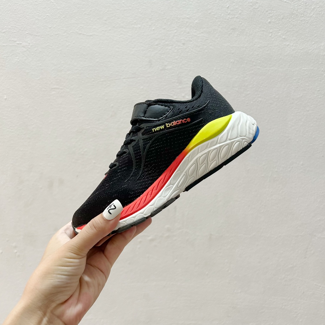 图片[4]-🔗NB860魔术贴儿童运动鞋 尺码：26-37码 👟 当孩子们迈出第一步，每一步都充满期待与挑战，一双合适的运动鞋显得尤为重要。而今天我们要介绍的，就是这款令人惊叹的NB860魔术贴儿童运动鞋！🌈 💖 一打开包装，你就会被那鲜艳的颜色和时尚的设计吸引。这款鞋子不仅适合男孩，也完美地符合女孩的活泼性格。不仅如此，NB860的魔术贴设计更是让穿脱变得轻松无比，再也不用担心帮孩子系鞋带的烦恼了。✨ 🌱 材质方面，NB860采用了透气且柔软的材料，让孩子们在奔跑和跳跃时感到无比舒适。而且鞋底采用了专业的缓震技术，无论是草地还是水泥地面，都能提供足够的支撑和保护。💪 🌍 更重要的是，这款运动鞋的设计灵感来源于户外探险，鼓励孩子们探索世界，勇敢尝试。穿上NB860，他们仿佛拥有了无限的可能，每一双小脚丫都能踏出属于自己的精彩。Adventure awaits! 🌍-选品中心