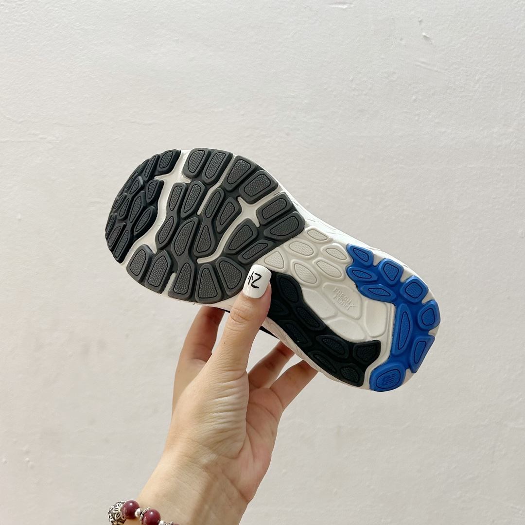 图片[9]-🔗NB860魔术贴儿童运动鞋 尺码：26-37码 👟 当孩子们迈出第一步，每一步都充满期待与挑战，一双合适的运动鞋显得尤为重要。而今天我们要介绍的，就是这款令人惊叹的NB860魔术贴儿童运动鞋！🌈 💖 一打开包装，你就会被那鲜艳的颜色和时尚的设计吸引。这款鞋子不仅适合男孩，也完美地符合女孩的活泼性格。不仅如此，NB860的魔术贴设计更是让穿脱变得轻松无比，再也不用担心帮孩子系鞋带的烦恼了。✨ 🌱 材质方面，NB860采用了透气且柔软的材料，让孩子们在奔跑和跳跃时感到无比舒适。而且鞋底采用了专业的缓震技术，无论是草地还是水泥地面，都能提供足够的支撑和保护。💪 🌍 更重要的是，这款运动鞋的设计灵感来源于户外探险，鼓励孩子们探索世界，勇敢尝试。穿上NB860，他们仿佛拥有了无限的可能，每一双小脚丫都能踏出属于自己的精彩。Adventure awaits! 🌍-选品中心