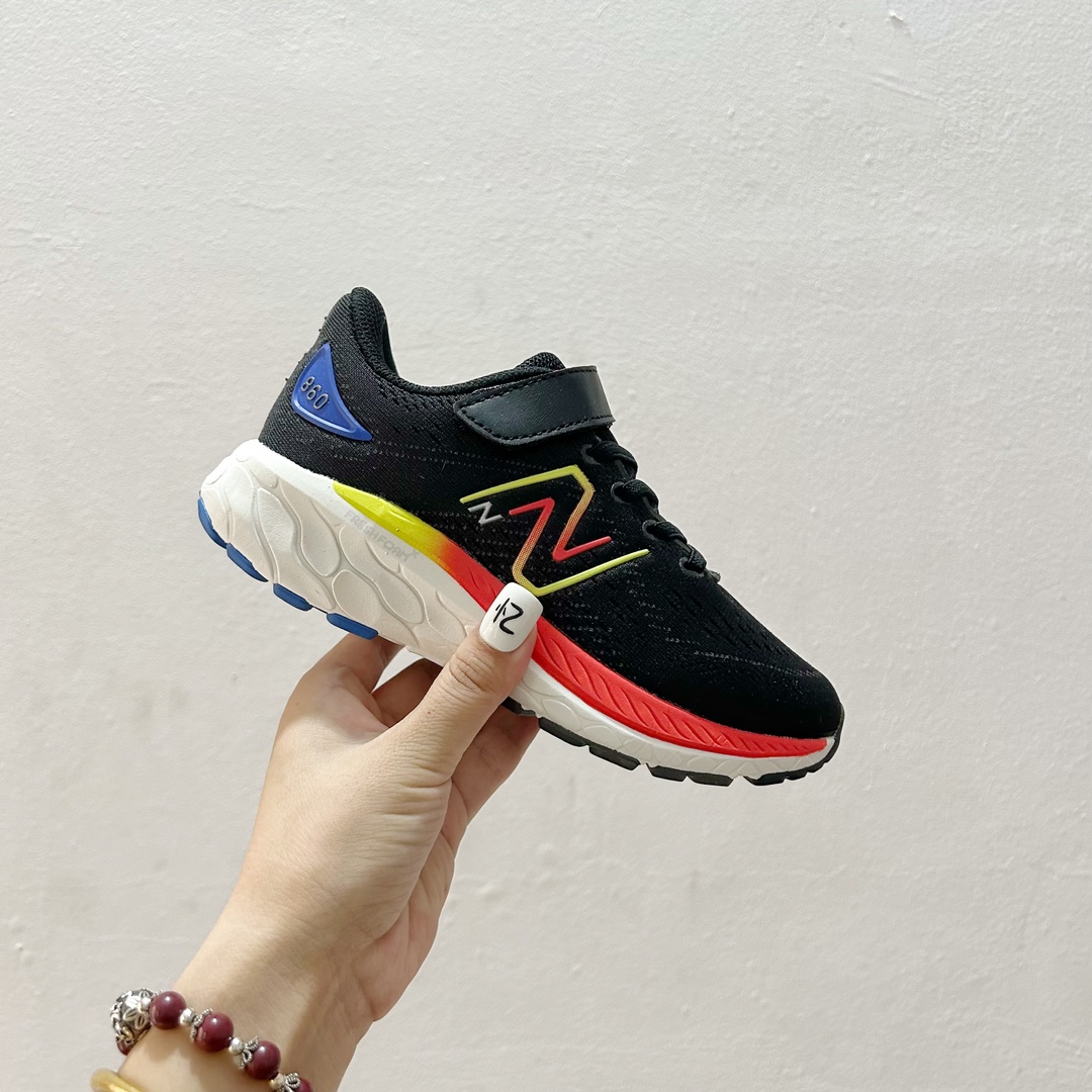 图片[2]-🔗NB860魔术贴儿童运动鞋 尺码：26-37码 👟 当孩子们迈出第一步，每一步都充满期待与挑战，一双合适的运动鞋显得尤为重要。而今天我们要介绍的，就是这款令人惊叹的NB860魔术贴儿童运动鞋！🌈 💖 一打开包装，你就会被那鲜艳的颜色和时尚的设计吸引。这款鞋子不仅适合男孩，也完美地符合女孩的活泼性格。不仅如此，NB860的魔术贴设计更是让穿脱变得轻松无比，再也不用担心帮孩子系鞋带的烦恼了。✨ 🌱 材质方面，NB860采用了透气且柔软的材料，让孩子们在奔跑和跳跃时感到无比舒适。而且鞋底采用了专业的缓震技术，无论是草地还是水泥地面，都能提供足够的支撑和保护。💪 🌍 更重要的是，这款运动鞋的设计灵感来源于户外探险，鼓励孩子们探索世界，勇敢尝试。穿上NB860，他们仿佛拥有了无限的可能，每一双小脚丫都能踏出属于自己的精彩。Adventure awaits! 🌍-选品中心