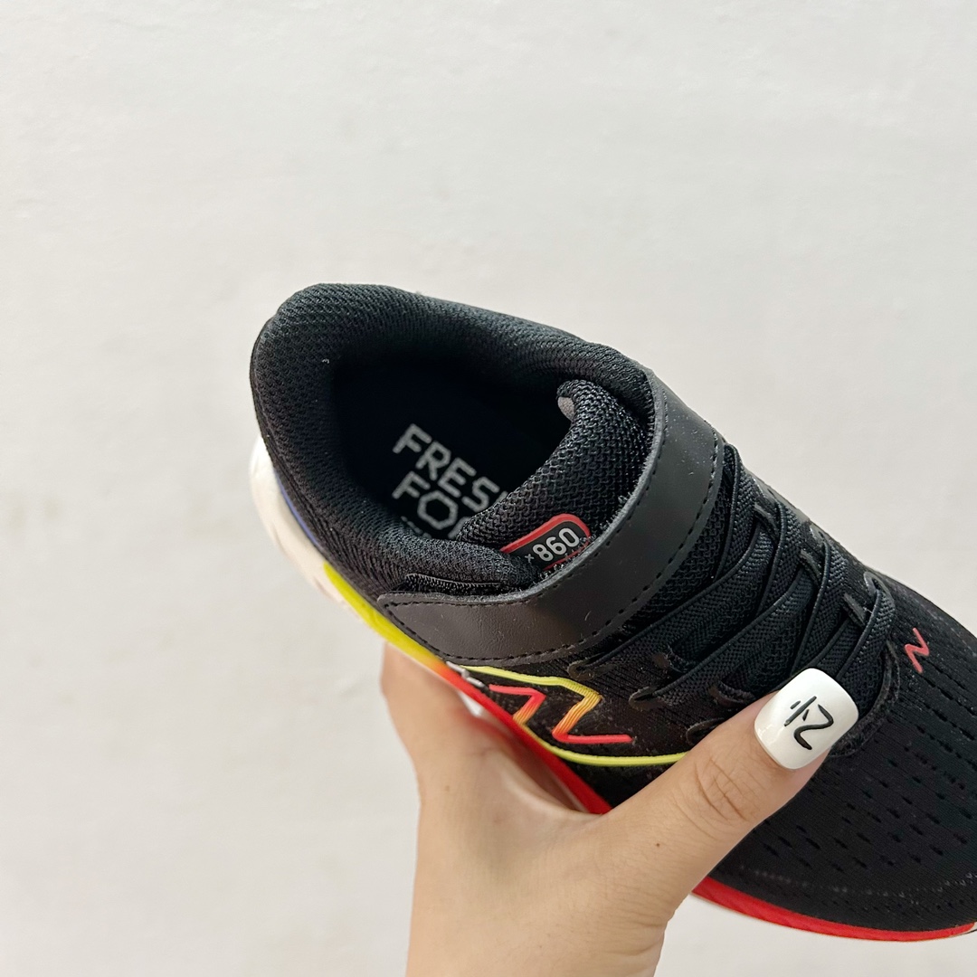 图片[7]-🔗NB860魔术贴儿童运动鞋 尺码：26-37码 👟 当孩子们迈出第一步，每一步都充满期待与挑战，一双合适的运动鞋显得尤为重要。而今天我们要介绍的，就是这款令人惊叹的NB860魔术贴儿童运动鞋！🌈 💖 一打开包装，你就会被那鲜艳的颜色和时尚的设计吸引。这款鞋子不仅适合男孩，也完美地符合女孩的活泼性格。不仅如此，NB860的魔术贴设计更是让穿脱变得轻松无比，再也不用担心帮孩子系鞋带的烦恼了。✨ 🌱 材质方面，NB860采用了透气且柔软的材料，让孩子们在奔跑和跳跃时感到无比舒适。而且鞋底采用了专业的缓震技术，无论是草地还是水泥地面，都能提供足够的支撑和保护。💪 🌍 更重要的是，这款运动鞋的设计灵感来源于户外探险，鼓励孩子们探索世界，勇敢尝试。穿上NB860，他们仿佛拥有了无限的可能，每一双小脚丫都能踏出属于自己的精彩。Adventure awaits! 🌍-选品中心