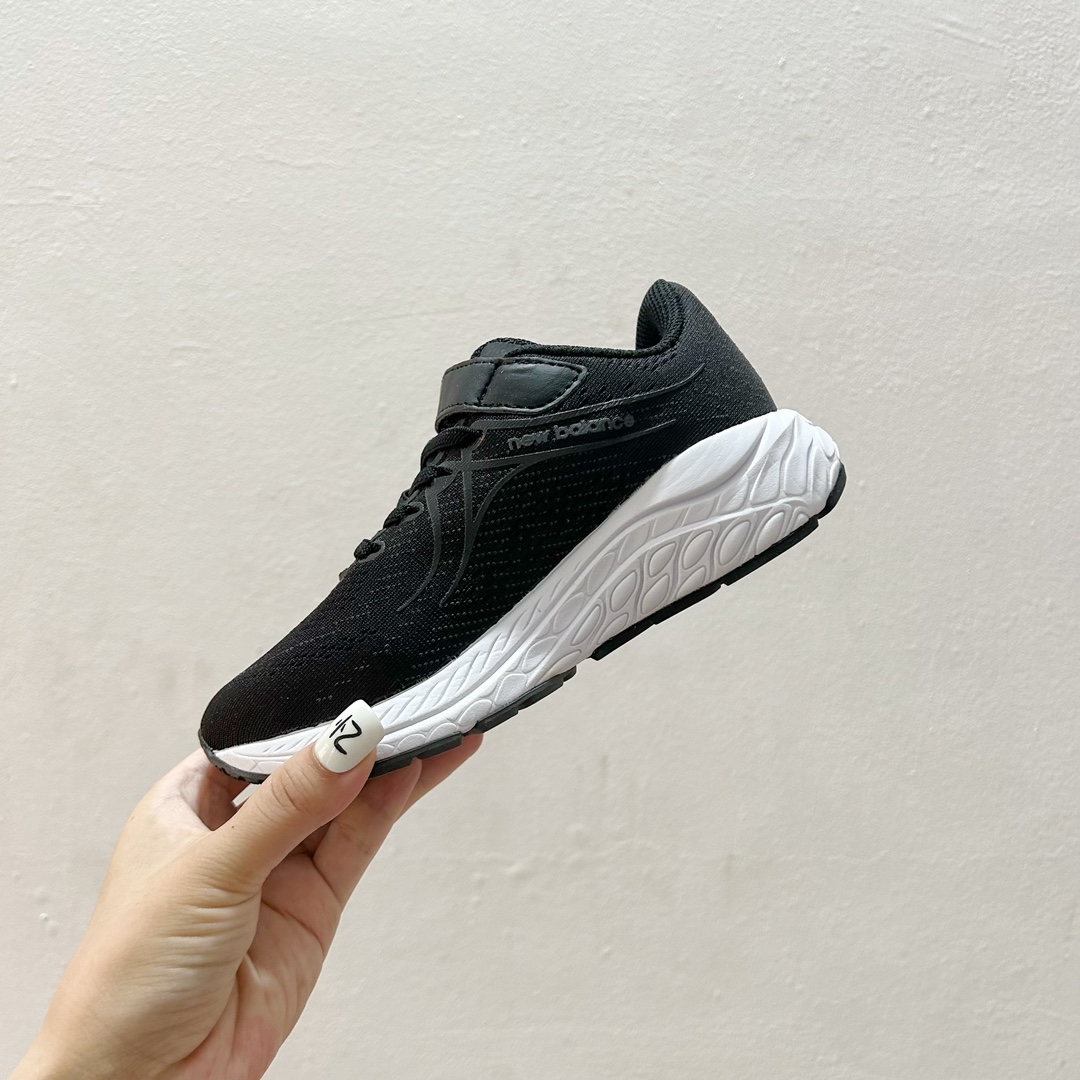 图片[4]-🔗NB860魔术贴儿童运动鞋 尺码：26-37码 👟 当孩子们迈出第一步，每一步都充满期待与挑战，一双合适的运动鞋显得尤为重要。而今天我们要介绍的，就是这款令人惊叹的NB860魔术贴儿童运动鞋！🌈 💖 一打开包装，你就会被那鲜艳的颜色和时尚的设计吸引。这款鞋子不仅适合男孩，也完美地符合女孩的活泼性格。不仅如此，NB860的魔术贴设计更是让穿脱变得轻松无比，再也不用担心帮孩子系鞋带的烦恼了。✨ 🌱 材质方面，NB860采用了透气且柔软的材料，让孩子们在奔跑和跳跃时感到无比舒适。而且鞋底采用了专业的缓震技术，无论是草地还是水泥地面，都能提供足够的支撑和保护。💪 🌍 更重要的是，这款运动鞋的设计灵感来源于户外探险，鼓励孩子们探索世界，勇敢尝试。穿上NB860，他们仿佛拥有了无限的可能，每一双小脚丫都能踏出属于自己的精彩。Adventure awaits! 🌍-选品中心