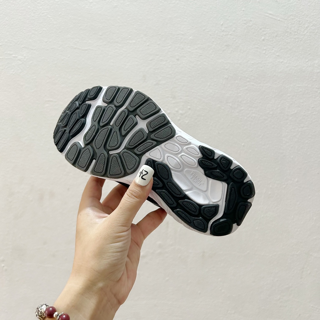 图片[9]-🔗NB860魔术贴儿童运动鞋 尺码：26-37码 👟 当孩子们迈出第一步，每一步都充满期待与挑战，一双合适的运动鞋显得尤为重要。而今天我们要介绍的，就是这款令人惊叹的NB860魔术贴儿童运动鞋！🌈 💖 一打开包装，你就会被那鲜艳的颜色和时尚的设计吸引。这款鞋子不仅适合男孩，也完美地符合女孩的活泼性格。不仅如此，NB860的魔术贴设计更是让穿脱变得轻松无比，再也不用担心帮孩子系鞋带的烦恼了。✨ 🌱 材质方面，NB860采用了透气且柔软的材料，让孩子们在奔跑和跳跃时感到无比舒适。而且鞋底采用了专业的缓震技术，无论是草地还是水泥地面，都能提供足够的支撑和保护。💪 🌍 更重要的是，这款运动鞋的设计灵感来源于户外探险，鼓励孩子们探索世界，勇敢尝试。穿上NB860，他们仿佛拥有了无限的可能，每一双小脚丫都能踏出属于自己的精彩。Adventure awaits! 🌍-选品中心