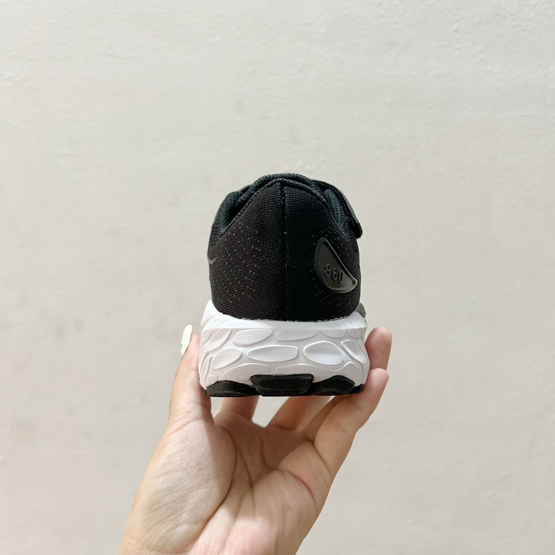 图片[6]-🔗NB860魔术贴儿童运动鞋 尺码：26-37码 👟 当孩子们迈出第一步，每一步都充满期待与挑战，一双合适的运动鞋显得尤为重要。而今天我们要介绍的，就是这款令人惊叹的NB860魔术贴儿童运动鞋！🌈 💖 一打开包装，你就会被那鲜艳的颜色和时尚的设计吸引。这款鞋子不仅适合男孩，也完美地符合女孩的活泼性格。不仅如此，NB860的魔术贴设计更是让穿脱变得轻松无比，再也不用担心帮孩子系鞋带的烦恼了。✨ 🌱 材质方面，NB860采用了透气且柔软的材料，让孩子们在奔跑和跳跃时感到无比舒适。而且鞋底采用了专业的缓震技术，无论是草地还是水泥地面，都能提供足够的支撑和保护。💪 🌍 更重要的是，这款运动鞋的设计灵感来源于户外探险，鼓励孩子们探索世界，勇敢尝试。穿上NB860，他们仿佛拥有了无限的可能，每一双小脚丫都能踏出属于自己的精彩。Adventure awaits! 🌍-选品中心