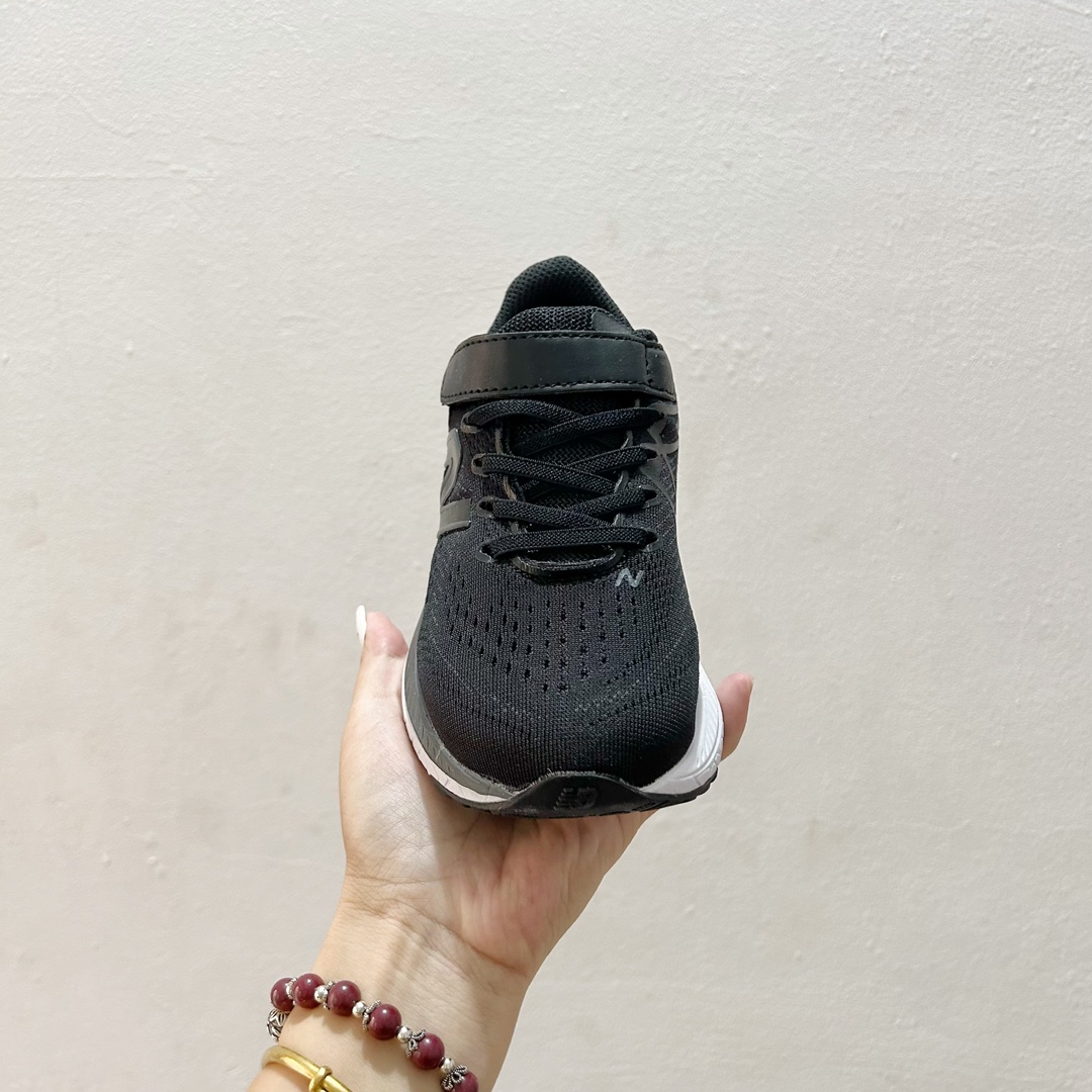 图片[3]-🔗NB860魔术贴儿童运动鞋 尺码：26-37码 👟 当孩子们迈出第一步，每一步都充满期待与挑战，一双合适的运动鞋显得尤为重要。而今天我们要介绍的，就是这款令人惊叹的NB860魔术贴儿童运动鞋！🌈 💖 一打开包装，你就会被那鲜艳的颜色和时尚的设计吸引。这款鞋子不仅适合男孩，也完美地符合女孩的活泼性格。不仅如此，NB860的魔术贴设计更是让穿脱变得轻松无比，再也不用担心帮孩子系鞋带的烦恼了。✨ 🌱 材质方面，NB860采用了透气且柔软的材料，让孩子们在奔跑和跳跃时感到无比舒适。而且鞋底采用了专业的缓震技术，无论是草地还是水泥地面，都能提供足够的支撑和保护。💪 🌍 更重要的是，这款运动鞋的设计灵感来源于户外探险，鼓励孩子们探索世界，勇敢尝试。穿上NB860，他们仿佛拥有了无限的可能，每一双小脚丫都能踏出属于自己的精彩。Adventure awaits! 🌍-选品中心