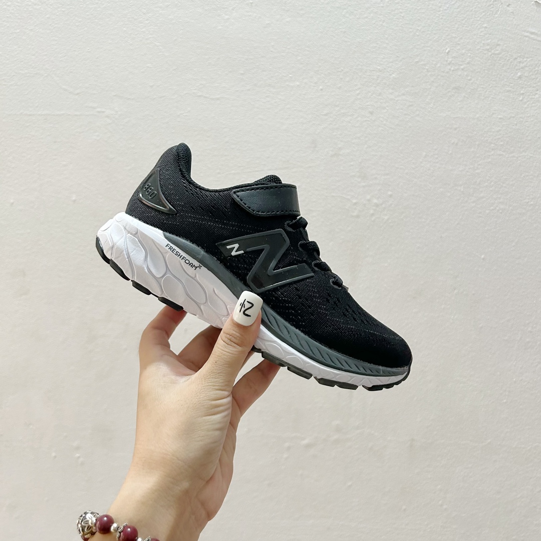 图片[2]-🔗NB860魔术贴儿童运动鞋 尺码：26-37码 👟 当孩子们迈出第一步，每一步都充满期待与挑战，一双合适的运动鞋显得尤为重要。而今天我们要介绍的，就是这款令人惊叹的NB860魔术贴儿童运动鞋！🌈 💖 一打开包装，你就会被那鲜艳的颜色和时尚的设计吸引。这款鞋子不仅适合男孩，也完美地符合女孩的活泼性格。不仅如此，NB860的魔术贴设计更是让穿脱变得轻松无比，再也不用担心帮孩子系鞋带的烦恼了。✨ 🌱 材质方面，NB860采用了透气且柔软的材料，让孩子们在奔跑和跳跃时感到无比舒适。而且鞋底采用了专业的缓震技术，无论是草地还是水泥地面，都能提供足够的支撑和保护。💪 🌍 更重要的是，这款运动鞋的设计灵感来源于户外探险，鼓励孩子们探索世界，勇敢尝试。穿上NB860，他们仿佛拥有了无限的可能，每一双小脚丫都能踏出属于自己的精彩。Adventure awaits! 🌍-选品中心