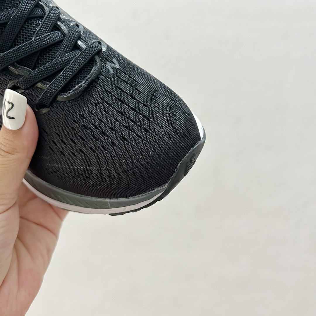 图片[5]-🔗NB860魔术贴儿童运动鞋 尺码：26-37码 👟 当孩子们迈出第一步，每一步都充满期待与挑战，一双合适的运动鞋显得尤为重要。而今天我们要介绍的，就是这款令人惊叹的NB860魔术贴儿童运动鞋！🌈 💖 一打开包装，你就会被那鲜艳的颜色和时尚的设计吸引。这款鞋子不仅适合男孩，也完美地符合女孩的活泼性格。不仅如此，NB860的魔术贴设计更是让穿脱变得轻松无比，再也不用担心帮孩子系鞋带的烦恼了。✨ 🌱 材质方面，NB860采用了透气且柔软的材料，让孩子们在奔跑和跳跃时感到无比舒适。而且鞋底采用了专业的缓震技术，无论是草地还是水泥地面，都能提供足够的支撑和保护。💪 🌍 更重要的是，这款运动鞋的设计灵感来源于户外探险，鼓励孩子们探索世界，勇敢尝试。穿上NB860，他们仿佛拥有了无限的可能，每一双小脚丫都能踏出属于自己的精彩。Adventure awaits! 🌍-选品中心