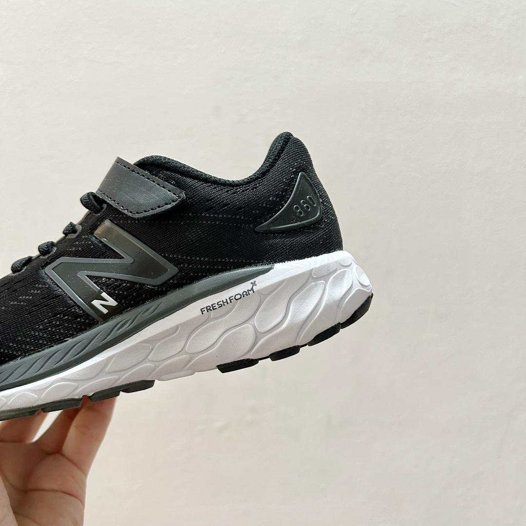 图片[8]-🔗NB860魔术贴儿童运动鞋 尺码：26-37码 👟 当孩子们迈出第一步，每一步都充满期待与挑战，一双合适的运动鞋显得尤为重要。而今天我们要介绍的，就是这款令人惊叹的NB860魔术贴儿童运动鞋！🌈 💖 一打开包装，你就会被那鲜艳的颜色和时尚的设计吸引。这款鞋子不仅适合男孩，也完美地符合女孩的活泼性格。不仅如此，NB860的魔术贴设计更是让穿脱变得轻松无比，再也不用担心帮孩子系鞋带的烦恼了。✨ 🌱 材质方面，NB860采用了透气且柔软的材料，让孩子们在奔跑和跳跃时感到无比舒适。而且鞋底采用了专业的缓震技术，无论是草地还是水泥地面，都能提供足够的支撑和保护。💪 🌍 更重要的是，这款运动鞋的设计灵感来源于户外探险，鼓励孩子们探索世界，勇敢尝试。穿上NB860，他们仿佛拥有了无限的可能，每一双小脚丫都能踏出属于自己的精彩。Adventure awaits! 🌍-选品中心