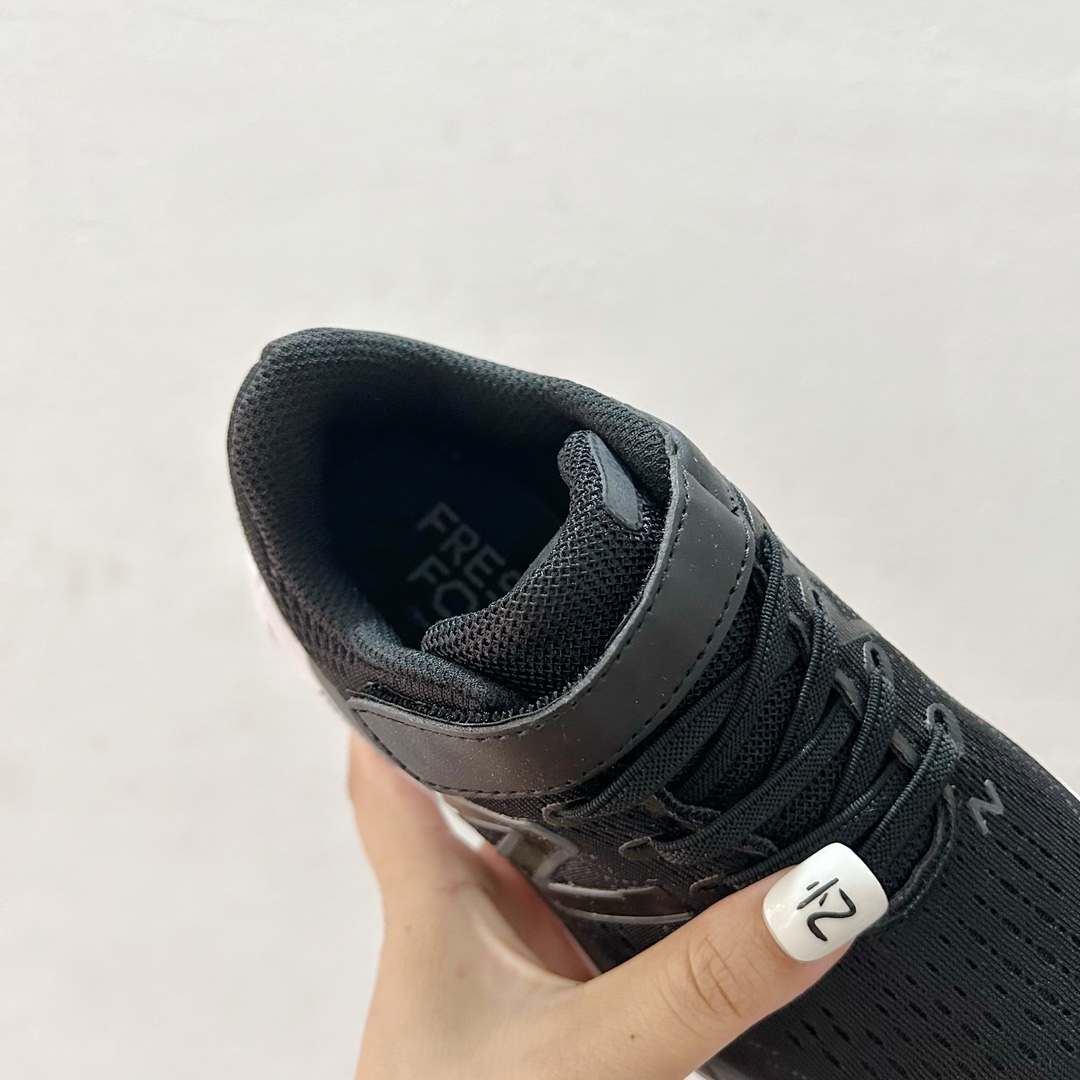 图片[7]-🔗NB860魔术贴儿童运动鞋 尺码：26-37码 👟 当孩子们迈出第一步，每一步都充满期待与挑战，一双合适的运动鞋显得尤为重要。而今天我们要介绍的，就是这款令人惊叹的NB860魔术贴儿童运动鞋！🌈 💖 一打开包装，你就会被那鲜艳的颜色和时尚的设计吸引。这款鞋子不仅适合男孩，也完美地符合女孩的活泼性格。不仅如此，NB860的魔术贴设计更是让穿脱变得轻松无比，再也不用担心帮孩子系鞋带的烦恼了。✨ 🌱 材质方面，NB860采用了透气且柔软的材料，让孩子们在奔跑和跳跃时感到无比舒适。而且鞋底采用了专业的缓震技术，无论是草地还是水泥地面，都能提供足够的支撑和保护。💪 🌍 更重要的是，这款运动鞋的设计灵感来源于户外探险，鼓励孩子们探索世界，勇敢尝试。穿上NB860，他们仿佛拥有了无限的可能，每一双小脚丫都能踏出属于自己的精彩。Adventure awaits! 🌍-选品中心