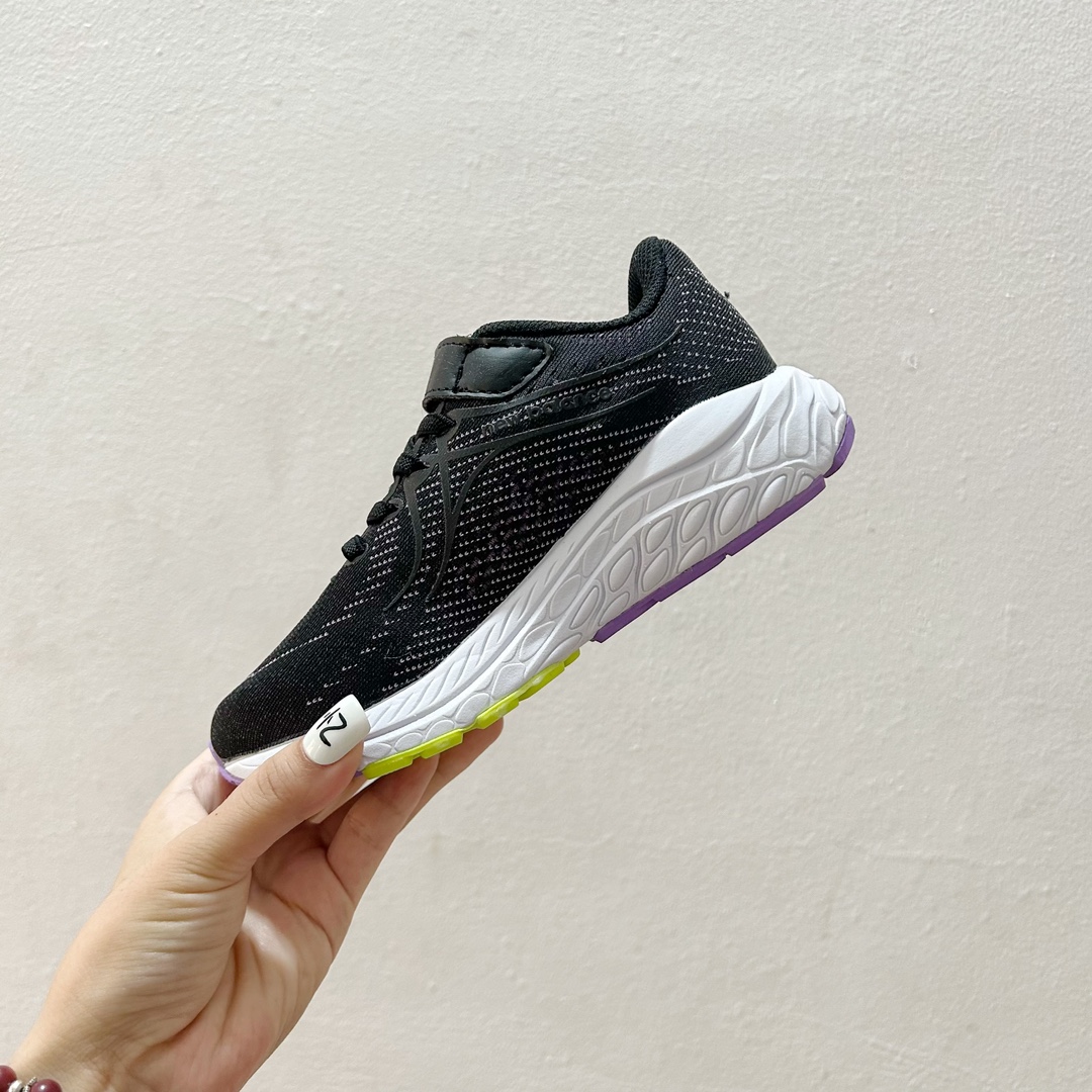 图片[4]-🔗NB860魔术贴儿童运动鞋 尺码：26-37码 👟 当孩子们迈出第一步，每一步都充满期待与挑战，一双合适的运动鞋显得尤为重要。而今天我们要介绍的，就是这款令人惊叹的NB860魔术贴儿童运动鞋！🌈 💖 一打开包装，你就会被那鲜艳的颜色和时尚的设计吸引。这款鞋子不仅适合男孩，也完美地符合女孩的活泼性格。不仅如此，NB860的魔术贴设计更是让穿脱变得轻松无比，再也不用担心帮孩子系鞋带的烦恼了。✨ 🌱 材质方面，NB860采用了透气且柔软的材料，让孩子们在奔跑和跳跃时感到无比舒适。而且鞋底采用了专业的缓震技术，无论是草地还是水泥地面，都能提供足够的支撑和保护。💪 🌍 更重要的是，这款运动鞋的设计灵感来源于户外探险，鼓励孩子们探索世界，勇敢尝试。穿上NB860，他们仿佛拥有了无限的可能，每一双小脚丫都能踏出属于自己的精彩。Adventure awaits! 🌍-选品中心