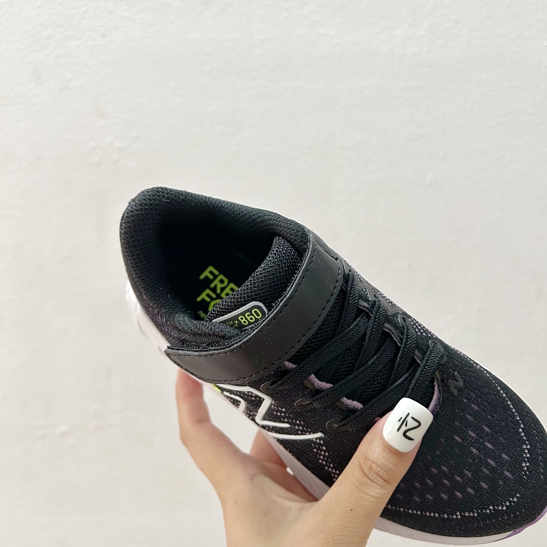 图片[7]-🔗NB860魔术贴儿童运动鞋 尺码：26-37码 👟 当孩子们迈出第一步，每一步都充满期待与挑战，一双合适的运动鞋显得尤为重要。而今天我们要介绍的，就是这款令人惊叹的NB860魔术贴儿童运动鞋！🌈 💖 一打开包装，你就会被那鲜艳的颜色和时尚的设计吸引。这款鞋子不仅适合男孩，也完美地符合女孩的活泼性格。不仅如此，NB860的魔术贴设计更是让穿脱变得轻松无比，再也不用担心帮孩子系鞋带的烦恼了。✨ 🌱 材质方面，NB860采用了透气且柔软的材料，让孩子们在奔跑和跳跃时感到无比舒适。而且鞋底采用了专业的缓震技术，无论是草地还是水泥地面，都能提供足够的支撑和保护。💪 🌍 更重要的是，这款运动鞋的设计灵感来源于户外探险，鼓励孩子们探索世界，勇敢尝试。穿上NB860，他们仿佛拥有了无限的可能，每一双小脚丫都能踏出属于自己的精彩。Adventure awaits! 🌍-选品中心