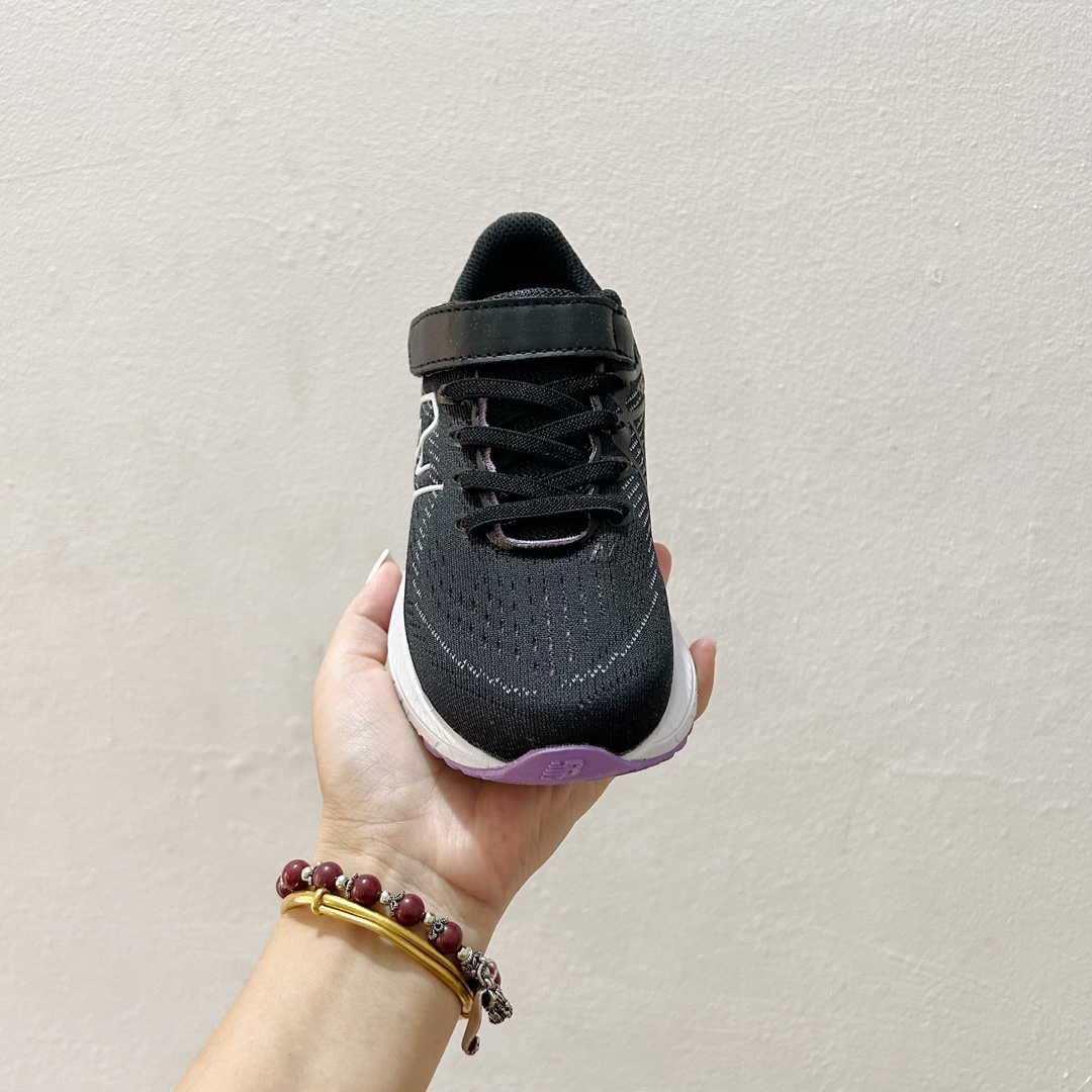 图片[3]-🔗NB860魔术贴儿童运动鞋 尺码：26-37码 👟 当孩子们迈出第一步，每一步都充满期待与挑战，一双合适的运动鞋显得尤为重要。而今天我们要介绍的，就是这款令人惊叹的NB860魔术贴儿童运动鞋！🌈 💖 一打开包装，你就会被那鲜艳的颜色和时尚的设计吸引。这款鞋子不仅适合男孩，也完美地符合女孩的活泼性格。不仅如此，NB860的魔术贴设计更是让穿脱变得轻松无比，再也不用担心帮孩子系鞋带的烦恼了。✨ 🌱 材质方面，NB860采用了透气且柔软的材料，让孩子们在奔跑和跳跃时感到无比舒适。而且鞋底采用了专业的缓震技术，无论是草地还是水泥地面，都能提供足够的支撑和保护。💪 🌍 更重要的是，这款运动鞋的设计灵感来源于户外探险，鼓励孩子们探索世界，勇敢尝试。穿上NB860，他们仿佛拥有了无限的可能，每一双小脚丫都能踏出属于自己的精彩。Adventure awaits! 🌍-选品中心