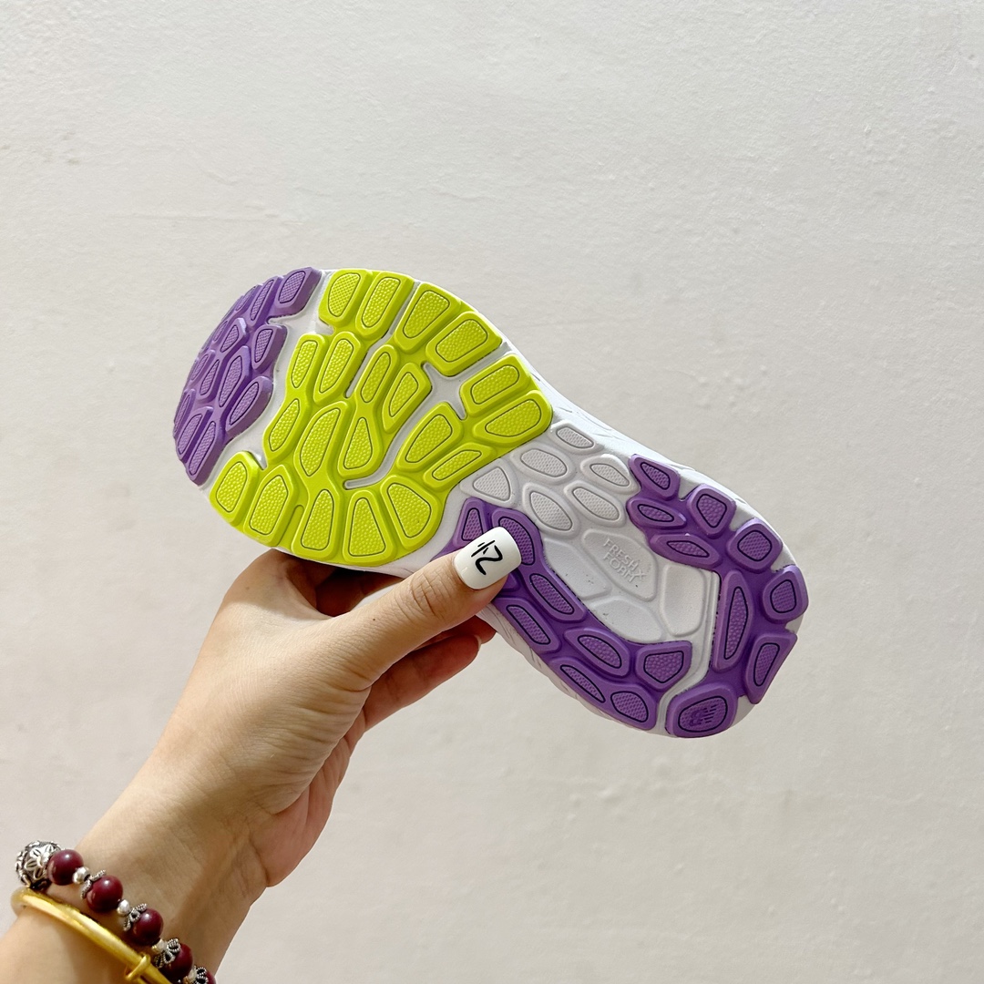 图片[9]-🔗NB860魔术贴儿童运动鞋 尺码：26-37码 👟 当孩子们迈出第一步，每一步都充满期待与挑战，一双合适的运动鞋显得尤为重要。而今天我们要介绍的，就是这款令人惊叹的NB860魔术贴儿童运动鞋！🌈 💖 一打开包装，你就会被那鲜艳的颜色和时尚的设计吸引。这款鞋子不仅适合男孩，也完美地符合女孩的活泼性格。不仅如此，NB860的魔术贴设计更是让穿脱变得轻松无比，再也不用担心帮孩子系鞋带的烦恼了。✨ 🌱 材质方面，NB860采用了透气且柔软的材料，让孩子们在奔跑和跳跃时感到无比舒适。而且鞋底采用了专业的缓震技术，无论是草地还是水泥地面，都能提供足够的支撑和保护。💪 🌍 更重要的是，这款运动鞋的设计灵感来源于户外探险，鼓励孩子们探索世界，勇敢尝试。穿上NB860，他们仿佛拥有了无限的可能，每一双小脚丫都能踏出属于自己的精彩。Adventure awaits! 🌍-选品中心