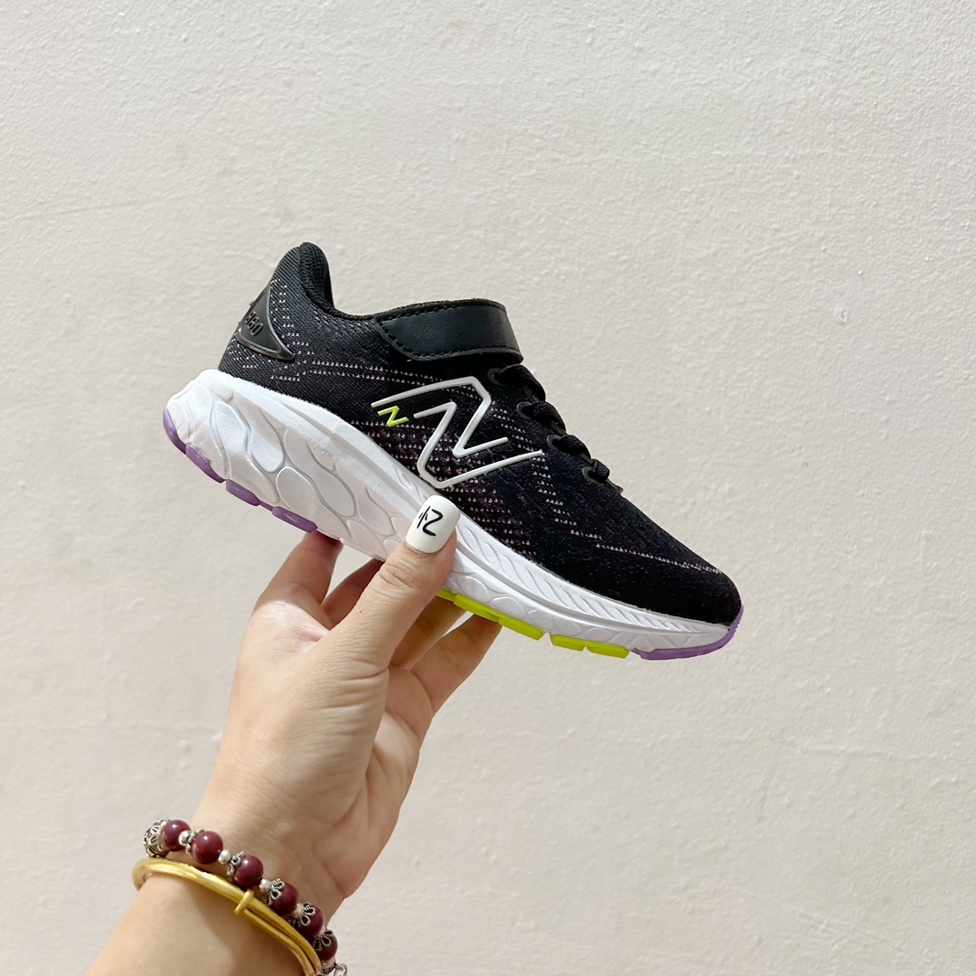 图片[2]-🔗NB860魔术贴儿童运动鞋 尺码：26-37码 👟 当孩子们迈出第一步，每一步都充满期待与挑战，一双合适的运动鞋显得尤为重要。而今天我们要介绍的，就是这款令人惊叹的NB860魔术贴儿童运动鞋！🌈 💖 一打开包装，你就会被那鲜艳的颜色和时尚的设计吸引。这款鞋子不仅适合男孩，也完美地符合女孩的活泼性格。不仅如此，NB860的魔术贴设计更是让穿脱变得轻松无比，再也不用担心帮孩子系鞋带的烦恼了。✨ 🌱 材质方面，NB860采用了透气且柔软的材料，让孩子们在奔跑和跳跃时感到无比舒适。而且鞋底采用了专业的缓震技术，无论是草地还是水泥地面，都能提供足够的支撑和保护。💪 🌍 更重要的是，这款运动鞋的设计灵感来源于户外探险，鼓励孩子们探索世界，勇敢尝试。穿上NB860，他们仿佛拥有了无限的可能，每一双小脚丫都能踏出属于自己的精彩。Adventure awaits! 🌍-选品中心