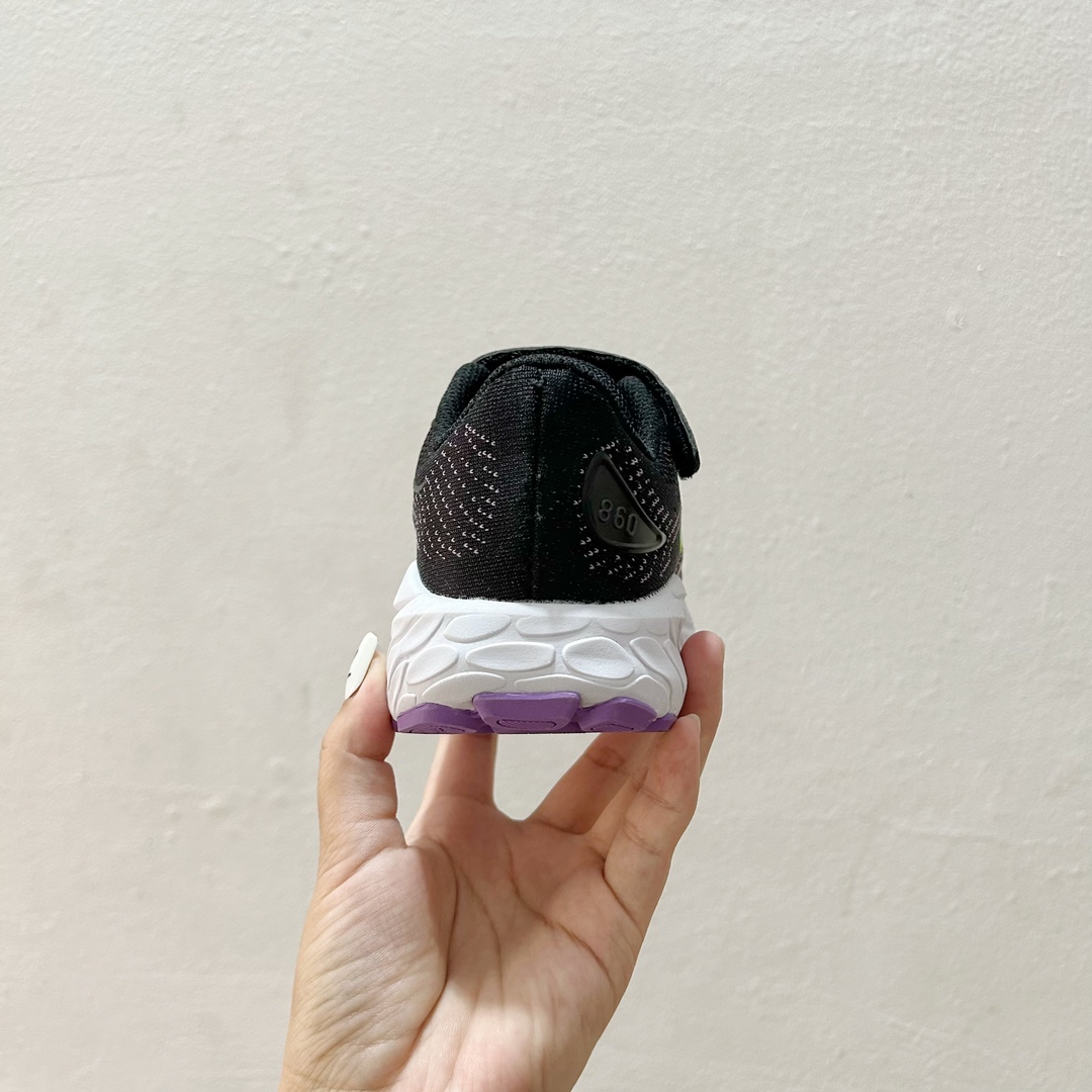 图片[6]-🔗NB860魔术贴儿童运动鞋 尺码：26-37码 👟 当孩子们迈出第一步，每一步都充满期待与挑战，一双合适的运动鞋显得尤为重要。而今天我们要介绍的，就是这款令人惊叹的NB860魔术贴儿童运动鞋！🌈 💖 一打开包装，你就会被那鲜艳的颜色和时尚的设计吸引。这款鞋子不仅适合男孩，也完美地符合女孩的活泼性格。不仅如此，NB860的魔术贴设计更是让穿脱变得轻松无比，再也不用担心帮孩子系鞋带的烦恼了。✨ 🌱 材质方面，NB860采用了透气且柔软的材料，让孩子们在奔跑和跳跃时感到无比舒适。而且鞋底采用了专业的缓震技术，无论是草地还是水泥地面，都能提供足够的支撑和保护。💪 🌍 更重要的是，这款运动鞋的设计灵感来源于户外探险，鼓励孩子们探索世界，勇敢尝试。穿上NB860，他们仿佛拥有了无限的可能，每一双小脚丫都能踏出属于自己的精彩。Adventure awaits! 🌍-选品中心