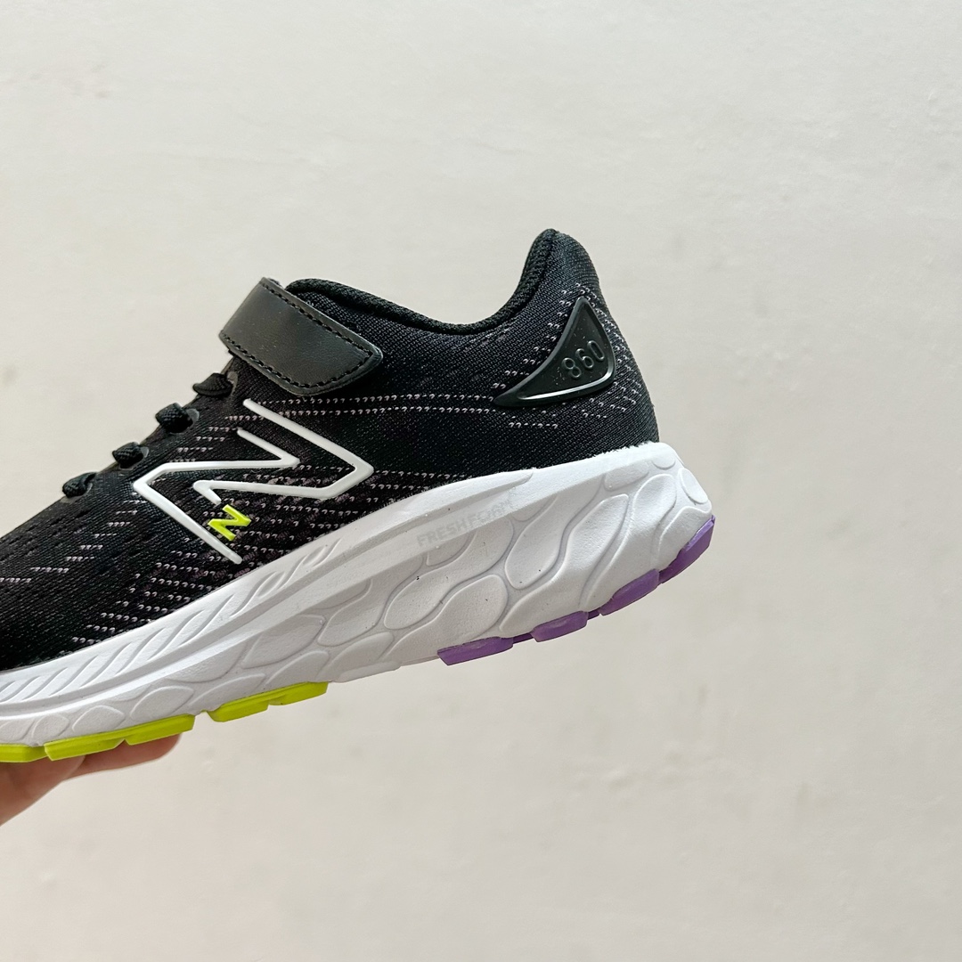 图片[8]-🔗NB860魔术贴儿童运动鞋 尺码：26-37码 👟 当孩子们迈出第一步，每一步都充满期待与挑战，一双合适的运动鞋显得尤为重要。而今天我们要介绍的，就是这款令人惊叹的NB860魔术贴儿童运动鞋！🌈 💖 一打开包装，你就会被那鲜艳的颜色和时尚的设计吸引。这款鞋子不仅适合男孩，也完美地符合女孩的活泼性格。不仅如此，NB860的魔术贴设计更是让穿脱变得轻松无比，再也不用担心帮孩子系鞋带的烦恼了。✨ 🌱 材质方面，NB860采用了透气且柔软的材料，让孩子们在奔跑和跳跃时感到无比舒适。而且鞋底采用了专业的缓震技术，无论是草地还是水泥地面，都能提供足够的支撑和保护。💪 🌍 更重要的是，这款运动鞋的设计灵感来源于户外探险，鼓励孩子们探索世界，勇敢尝试。穿上NB860，他们仿佛拥有了无限的可能，每一双小脚丫都能踏出属于自己的精彩。Adventure awaits! 🌍-选品中心