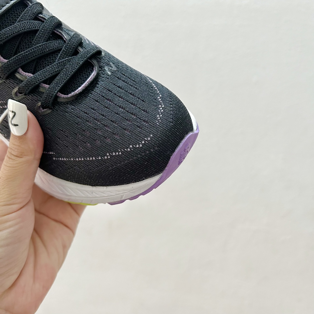 图片[5]-🔗NB860魔术贴儿童运动鞋 尺码：26-37码 👟 当孩子们迈出第一步，每一步都充满期待与挑战，一双合适的运动鞋显得尤为重要。而今天我们要介绍的，就是这款令人惊叹的NB860魔术贴儿童运动鞋！🌈 💖 一打开包装，你就会被那鲜艳的颜色和时尚的设计吸引。这款鞋子不仅适合男孩，也完美地符合女孩的活泼性格。不仅如此，NB860的魔术贴设计更是让穿脱变得轻松无比，再也不用担心帮孩子系鞋带的烦恼了。✨ 🌱 材质方面，NB860采用了透气且柔软的材料，让孩子们在奔跑和跳跃时感到无比舒适。而且鞋底采用了专业的缓震技术，无论是草地还是水泥地面，都能提供足够的支撑和保护。💪 🌍 更重要的是，这款运动鞋的设计灵感来源于户外探险，鼓励孩子们探索世界，勇敢尝试。穿上NB860，他们仿佛拥有了无限的可能，每一双小脚丫都能踏出属于自己的精彩。Adventure awaits! 🌍-选品中心