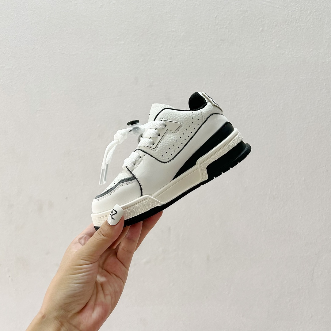 图片[4]-🔗LV Trainer儿童板鞋🎀 尺码：26-37码 👟舒适透气，轻盈步伐👟 这款板鞋采用优质材料制作，既保证了穿着的舒适度，又让小脚丫能自由呼吸。轻盈的设计让孩子们无论是跑跳还是漫步都能感受到轻松自在，完美适应他们的活泼天性。 🌈缤纷色彩，点亮每一步🌈 LV Trainer儿童板鞋不仅有经典的黑白配色，还有各种鲜艳夺目的色彩选择。从活泼的荧光绿到梦幻的樱花粉，每一种颜色都能点亮孩子的日常，成为他们个性的表达。 ✨安全设计，守护每一次探索✨ 考虑到孩子们的好奇心和探险欲，这款板鞋特别加强了鞋底的抓地力，提供更好的稳定性，即使在户外游戏中也能稳固站立，减少摔倒的风险。 🎉细节之处，尽显匠心品质🎉 从鞋带的可调节设计到易于穿脱的魔术贴，每一个细节都精心考量，旨在带给孩子们更加便捷舒适的体验。同时，精致的LV LOGO和标志性的花纹，无疑彰显了品牌独特的时尚态度。-选品中心