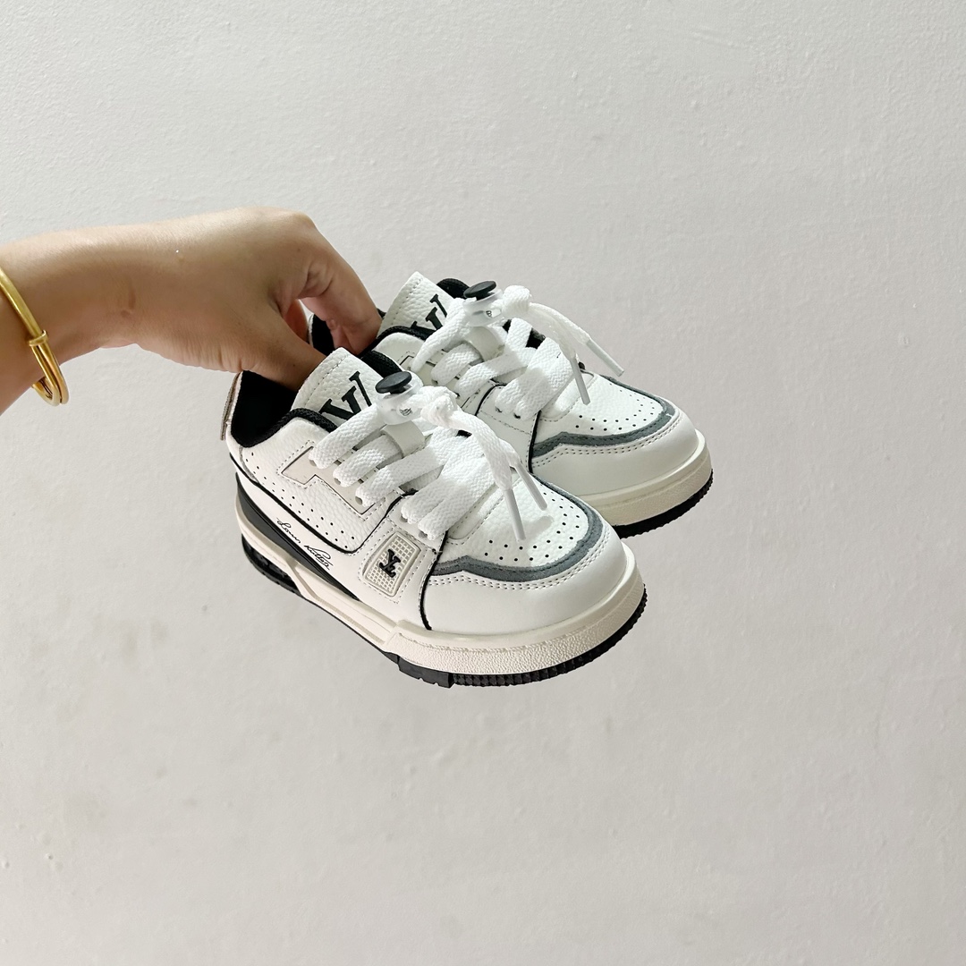 🔗LV Trainer儿童板鞋🎀 尺码：26-37码 👟舒适透气，轻盈步伐👟 这款板鞋采用优质材料制作，既保证了穿着的舒适度，又让小脚丫能自由呼吸。轻盈的设计让孩子们无论是跑跳还是漫步都能感受到轻松自在，完美适应他们的活泼天性。 🌈缤纷色彩，点亮每一步🌈 LV Trainer儿童板鞋不仅有经典的黑白配色，还有各种鲜艳夺目的色彩选择。从活泼的荧光绿到梦幻的樱花粉，每一种颜色都能点亮孩子的日常，成为他们个性的表达。 ✨安全设计，守护每一次探索✨ 考虑到孩子们的好奇心和探险欲，这款板鞋特别加强了鞋底的抓地力，提供更好的稳定性，即使在户外游戏中也能稳固站立，减少摔倒的风险。 🎉细节之处，尽显匠心品质🎉 从鞋带的可调节设计到易于穿脱的魔术贴，每一个细节都精心考量，旨在带给孩子们更加便捷舒适的体验。同时，精致的LV LOGO和标志性的花纹，无疑彰显了品牌独特的时尚态度。-选品中心