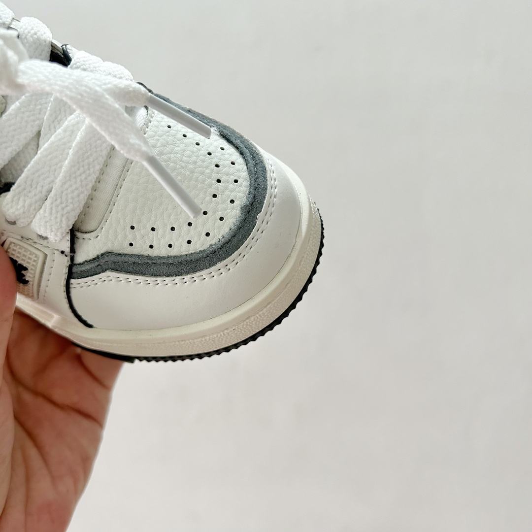 图片[5]-🔗LV Trainer儿童板鞋🎀 尺码：26-37码 👟舒适透气，轻盈步伐👟 这款板鞋采用优质材料制作，既保证了穿着的舒适度，又让小脚丫能自由呼吸。轻盈的设计让孩子们无论是跑跳还是漫步都能感受到轻松自在，完美适应他们的活泼天性。 🌈缤纷色彩，点亮每一步🌈 LV Trainer儿童板鞋不仅有经典的黑白配色，还有各种鲜艳夺目的色彩选择。从活泼的荧光绿到梦幻的樱花粉，每一种颜色都能点亮孩子的日常，成为他们个性的表达。 ✨安全设计，守护每一次探索✨ 考虑到孩子们的好奇心和探险欲，这款板鞋特别加强了鞋底的抓地力，提供更好的稳定性，即使在户外游戏中也能稳固站立，减少摔倒的风险。 🎉细节之处，尽显匠心品质🎉 从鞋带的可调节设计到易于穿脱的魔术贴，每一个细节都精心考量，旨在带给孩子们更加便捷舒适的体验。同时，精致的LV LOGO和标志性的花纹，无疑彰显了品牌独特的时尚态度。-选品中心