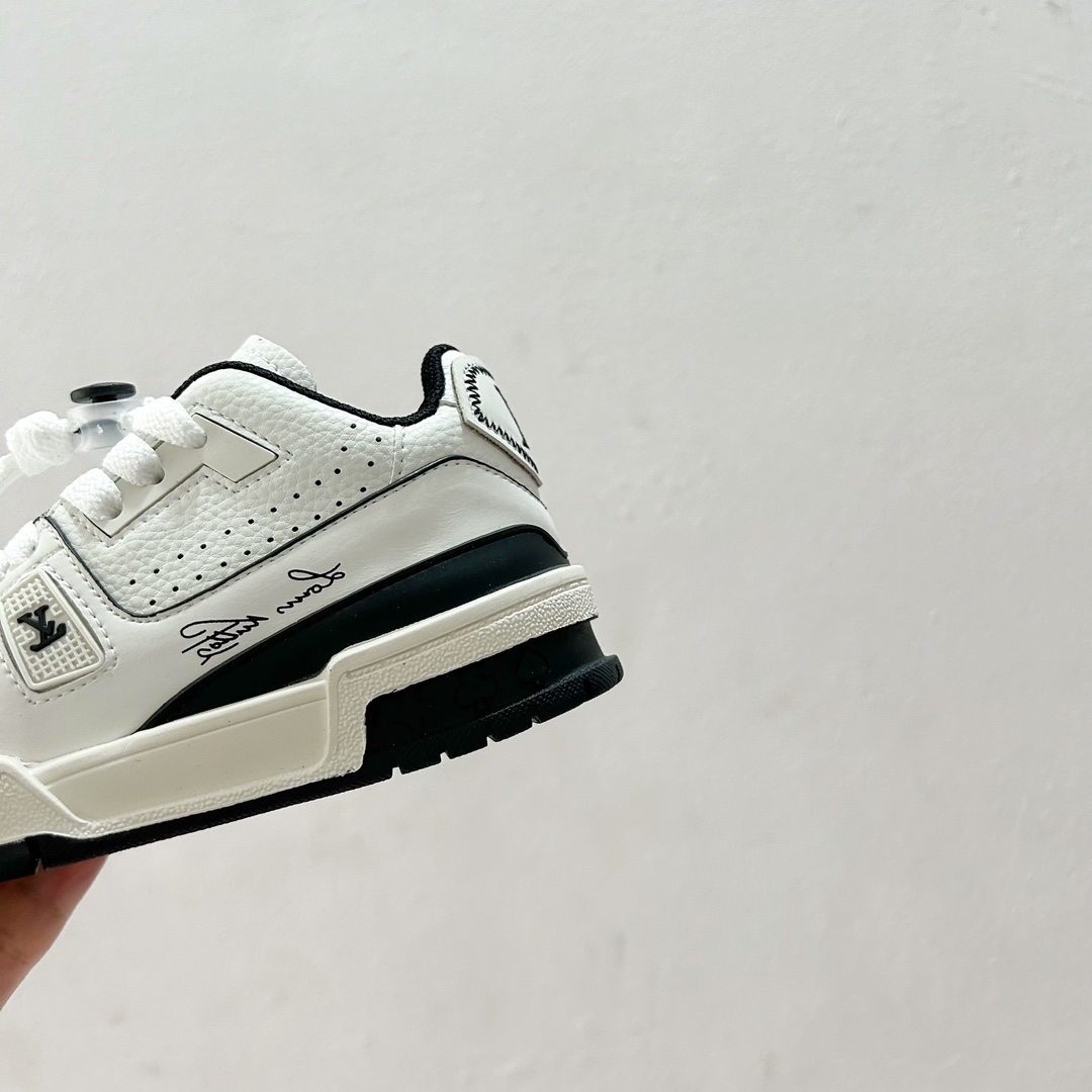 图片[8]-🔗LV Trainer儿童板鞋🎀 尺码：26-37码 👟舒适透气，轻盈步伐👟 这款板鞋采用优质材料制作，既保证了穿着的舒适度，又让小脚丫能自由呼吸。轻盈的设计让孩子们无论是跑跳还是漫步都能感受到轻松自在，完美适应他们的活泼天性。 🌈缤纷色彩，点亮每一步🌈 LV Trainer儿童板鞋不仅有经典的黑白配色，还有各种鲜艳夺目的色彩选择。从活泼的荧光绿到梦幻的樱花粉，每一种颜色都能点亮孩子的日常，成为他们个性的表达。 ✨安全设计，守护每一次探索✨ 考虑到孩子们的好奇心和探险欲，这款板鞋特别加强了鞋底的抓地力，提供更好的稳定性，即使在户外游戏中也能稳固站立，减少摔倒的风险。 🎉细节之处，尽显匠心品质🎉 从鞋带的可调节设计到易于穿脱的魔术贴，每一个细节都精心考量，旨在带给孩子们更加便捷舒适的体验。同时，精致的LV LOGO和标志性的花纹，无疑彰显了品牌独特的时尚态度。-选品中心