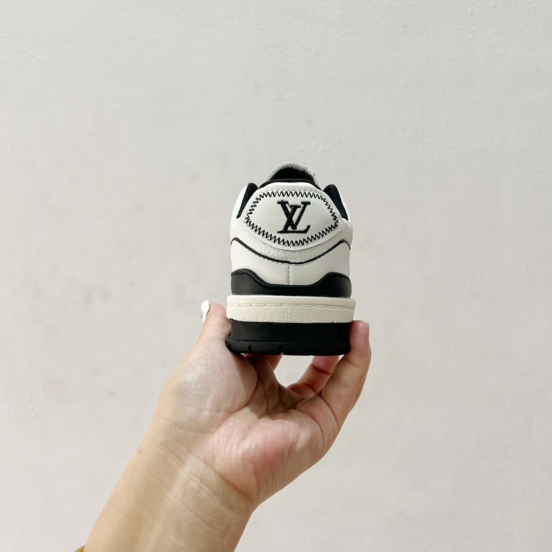 图片[6]-🔗LV Trainer儿童板鞋🎀 尺码：26-37码 👟舒适透气，轻盈步伐👟 这款板鞋采用优质材料制作，既保证了穿着的舒适度，又让小脚丫能自由呼吸。轻盈的设计让孩子们无论是跑跳还是漫步都能感受到轻松自在，完美适应他们的活泼天性。 🌈缤纷色彩，点亮每一步🌈 LV Trainer儿童板鞋不仅有经典的黑白配色，还有各种鲜艳夺目的色彩选择。从活泼的荧光绿到梦幻的樱花粉，每一种颜色都能点亮孩子的日常，成为他们个性的表达。 ✨安全设计，守护每一次探索✨ 考虑到孩子们的好奇心和探险欲，这款板鞋特别加强了鞋底的抓地力，提供更好的稳定性，即使在户外游戏中也能稳固站立，减少摔倒的风险。 🎉细节之处，尽显匠心品质🎉 从鞋带的可调节设计到易于穿脱的魔术贴，每一个细节都精心考量，旨在带给孩子们更加便捷舒适的体验。同时，精致的LV LOGO和标志性的花纹，无疑彰显了品牌独特的时尚态度。-选品中心