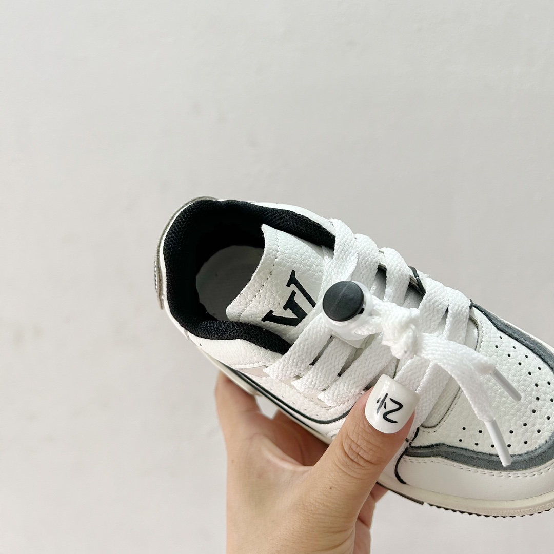 图片[7]-🔗LV Trainer儿童板鞋🎀 尺码：26-37码 👟舒适透气，轻盈步伐👟 这款板鞋采用优质材料制作，既保证了穿着的舒适度，又让小脚丫能自由呼吸。轻盈的设计让孩子们无论是跑跳还是漫步都能感受到轻松自在，完美适应他们的活泼天性。 🌈缤纷色彩，点亮每一步🌈 LV Trainer儿童板鞋不仅有经典的黑白配色，还有各种鲜艳夺目的色彩选择。从活泼的荧光绿到梦幻的樱花粉，每一种颜色都能点亮孩子的日常，成为他们个性的表达。 ✨安全设计，守护每一次探索✨ 考虑到孩子们的好奇心和探险欲，这款板鞋特别加强了鞋底的抓地力，提供更好的稳定性，即使在户外游戏中也能稳固站立，减少摔倒的风险。 🎉细节之处，尽显匠心品质🎉 从鞋带的可调节设计到易于穿脱的魔术贴，每一个细节都精心考量，旨在带给孩子们更加便捷舒适的体验。同时，精致的LV LOGO和标志性的花纹，无疑彰显了品牌独特的时尚态度。-选品中心