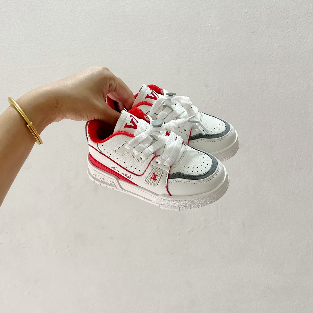 🔗LV Trainer儿童板鞋🎀 尺码：26-37码 👟舒适透气，轻盈步伐👟 这款板鞋采用优质材料制作，既保证了穿着的舒适度，又让小脚丫能自由呼吸。轻盈的设计让孩子们无论是跑跳还是漫步都能感受到轻松自在，完美适应他们的活泼天性。 🌈缤纷色彩，点亮每一步🌈 LV Trainer儿童板鞋不仅有经典的黑白配色，还有各种鲜艳夺目的色彩选择。从活泼的荧光绿到梦幻的樱花粉，每一种颜色都能点亮孩子的日常，成为他们个性的表达。 ✨安全设计，守护每一次探索✨ 考虑到孩子们的好奇心和探险欲，这款板鞋特别加强了鞋底的抓地力，提供更好的稳定性，即使在户外游戏中也能稳固站立，减少摔倒的风险。 🎉细节之处，尽显匠心品质🎉 从鞋带的可调节设计到易于穿脱的魔术贴，每一个细节都精心考量，旨在带给孩子们更加便捷舒适的体验。同时，精致的LV LOGO和标志性的花纹，无疑彰显了品牌独特的时尚态度。-选品中心