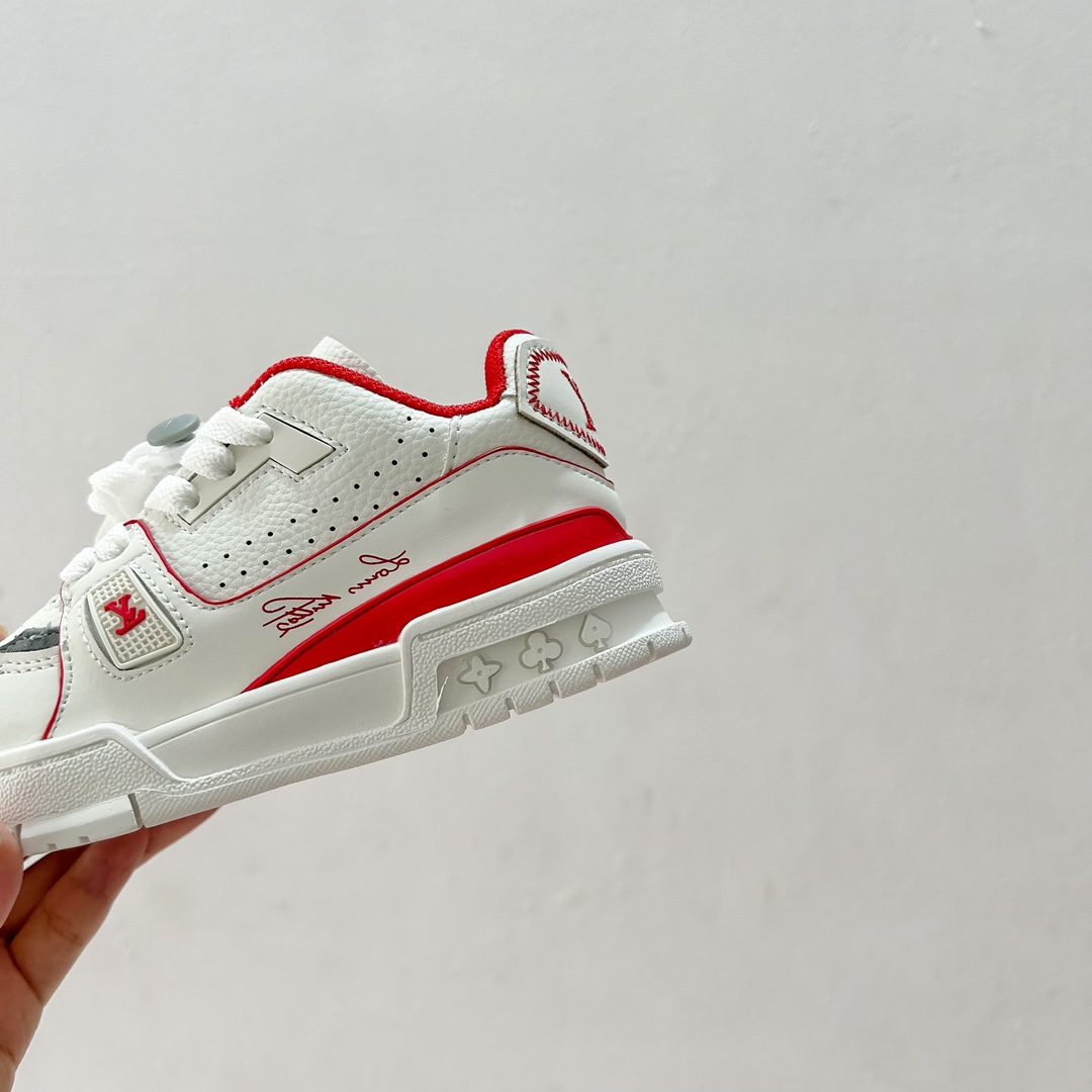 图片[8]-🔗LV Trainer儿童板鞋🎀 尺码：26-37码 👟舒适透气，轻盈步伐👟 这款板鞋采用优质材料制作，既保证了穿着的舒适度，又让小脚丫能自由呼吸。轻盈的设计让孩子们无论是跑跳还是漫步都能感受到轻松自在，完美适应他们的活泼天性。 🌈缤纷色彩，点亮每一步🌈 LV Trainer儿童板鞋不仅有经典的黑白配色，还有各种鲜艳夺目的色彩选择。从活泼的荧光绿到梦幻的樱花粉，每一种颜色都能点亮孩子的日常，成为他们个性的表达。 ✨安全设计，守护每一次探索✨ 考虑到孩子们的好奇心和探险欲，这款板鞋特别加强了鞋底的抓地力，提供更好的稳定性，即使在户外游戏中也能稳固站立，减少摔倒的风险。 🎉细节之处，尽显匠心品质🎉 从鞋带的可调节设计到易于穿脱的魔术贴，每一个细节都精心考量，旨在带给孩子们更加便捷舒适的体验。同时，精致的LV LOGO和标志性的花纹，无疑彰显了品牌独特的时尚态度。-选品中心