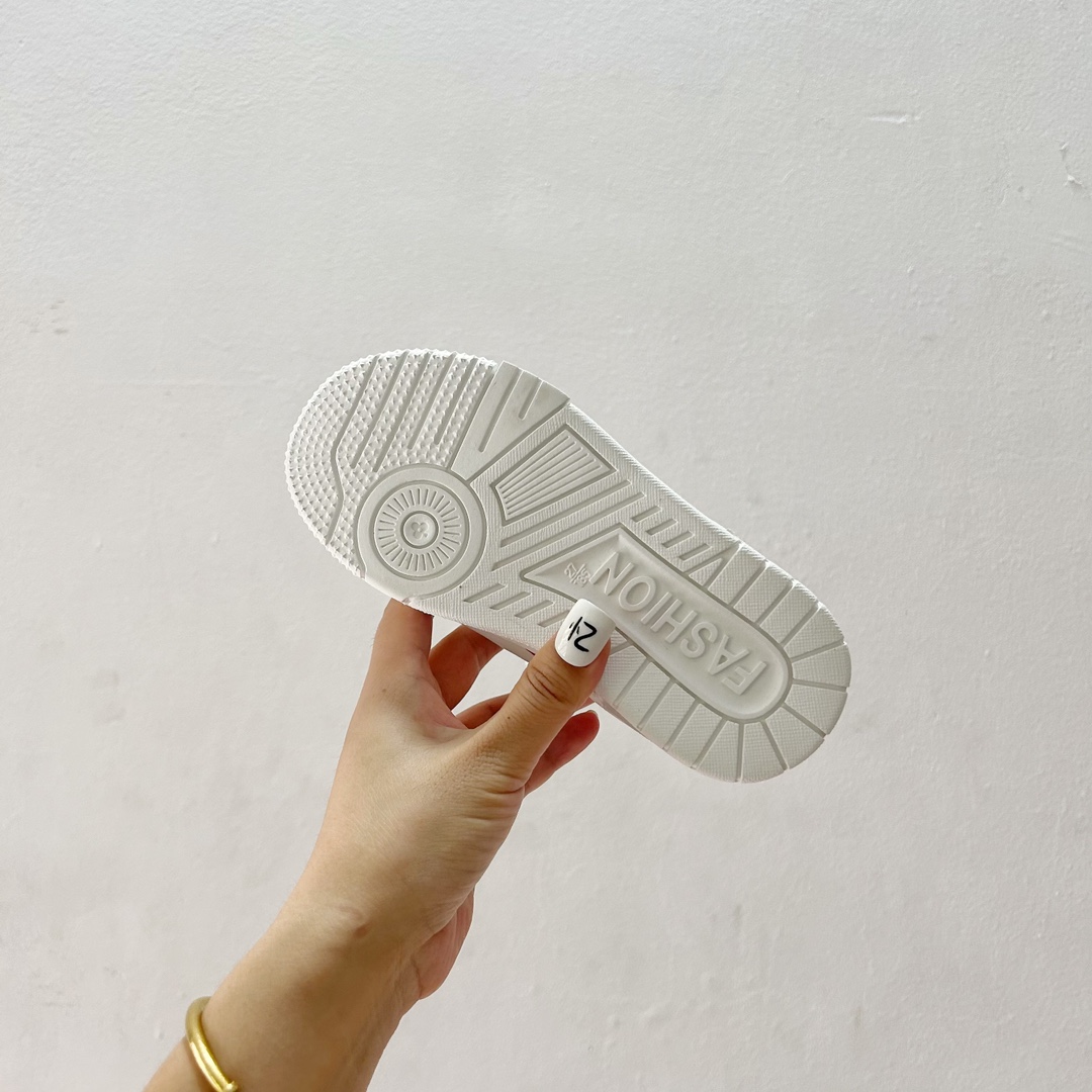 图片[9]-🔗LV Trainer儿童板鞋🎀 尺码：26-37码 👟舒适透气，轻盈步伐👟 这款板鞋采用优质材料制作，既保证了穿着的舒适度，又让小脚丫能自由呼吸。轻盈的设计让孩子们无论是跑跳还是漫步都能感受到轻松自在，完美适应他们的活泼天性。 🌈缤纷色彩，点亮每一步🌈 LV Trainer儿童板鞋不仅有经典的黑白配色，还有各种鲜艳夺目的色彩选择。从活泼的荧光绿到梦幻的樱花粉，每一种颜色都能点亮孩子的日常，成为他们个性的表达。 ✨安全设计，守护每一次探索✨ 考虑到孩子们的好奇心和探险欲，这款板鞋特别加强了鞋底的抓地力，提供更好的稳定性，即使在户外游戏中也能稳固站立，减少摔倒的风险。 🎉细节之处，尽显匠心品质🎉 从鞋带的可调节设计到易于穿脱的魔术贴，每一个细节都精心考量，旨在带给孩子们更加便捷舒适的体验。同时，精致的LV LOGO和标志性的花纹，无疑彰显了品牌独特的时尚态度。-选品中心