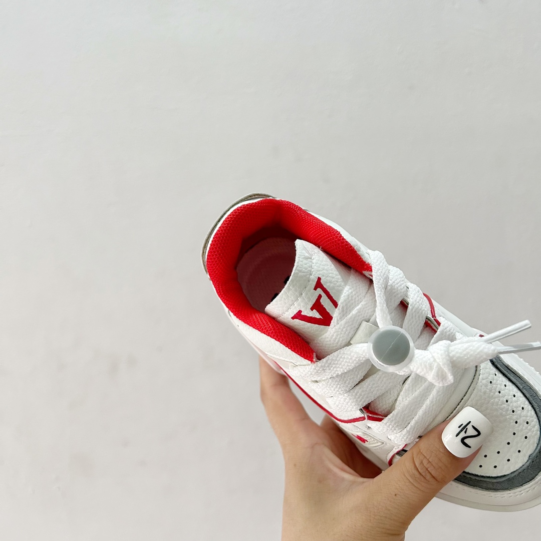 图片[7]-🔗LV Trainer儿童板鞋🎀 尺码：26-37码 👟舒适透气，轻盈步伐👟 这款板鞋采用优质材料制作，既保证了穿着的舒适度，又让小脚丫能自由呼吸。轻盈的设计让孩子们无论是跑跳还是漫步都能感受到轻松自在，完美适应他们的活泼天性。 🌈缤纷色彩，点亮每一步🌈 LV Trainer儿童板鞋不仅有经典的黑白配色，还有各种鲜艳夺目的色彩选择。从活泼的荧光绿到梦幻的樱花粉，每一种颜色都能点亮孩子的日常，成为他们个性的表达。 ✨安全设计，守护每一次探索✨ 考虑到孩子们的好奇心和探险欲，这款板鞋特别加强了鞋底的抓地力，提供更好的稳定性，即使在户外游戏中也能稳固站立，减少摔倒的风险。 🎉细节之处，尽显匠心品质🎉 从鞋带的可调节设计到易于穿脱的魔术贴，每一个细节都精心考量，旨在带给孩子们更加便捷舒适的体验。同时，精致的LV LOGO和标志性的花纹，无疑彰显了品牌独特的时尚态度。-选品中心