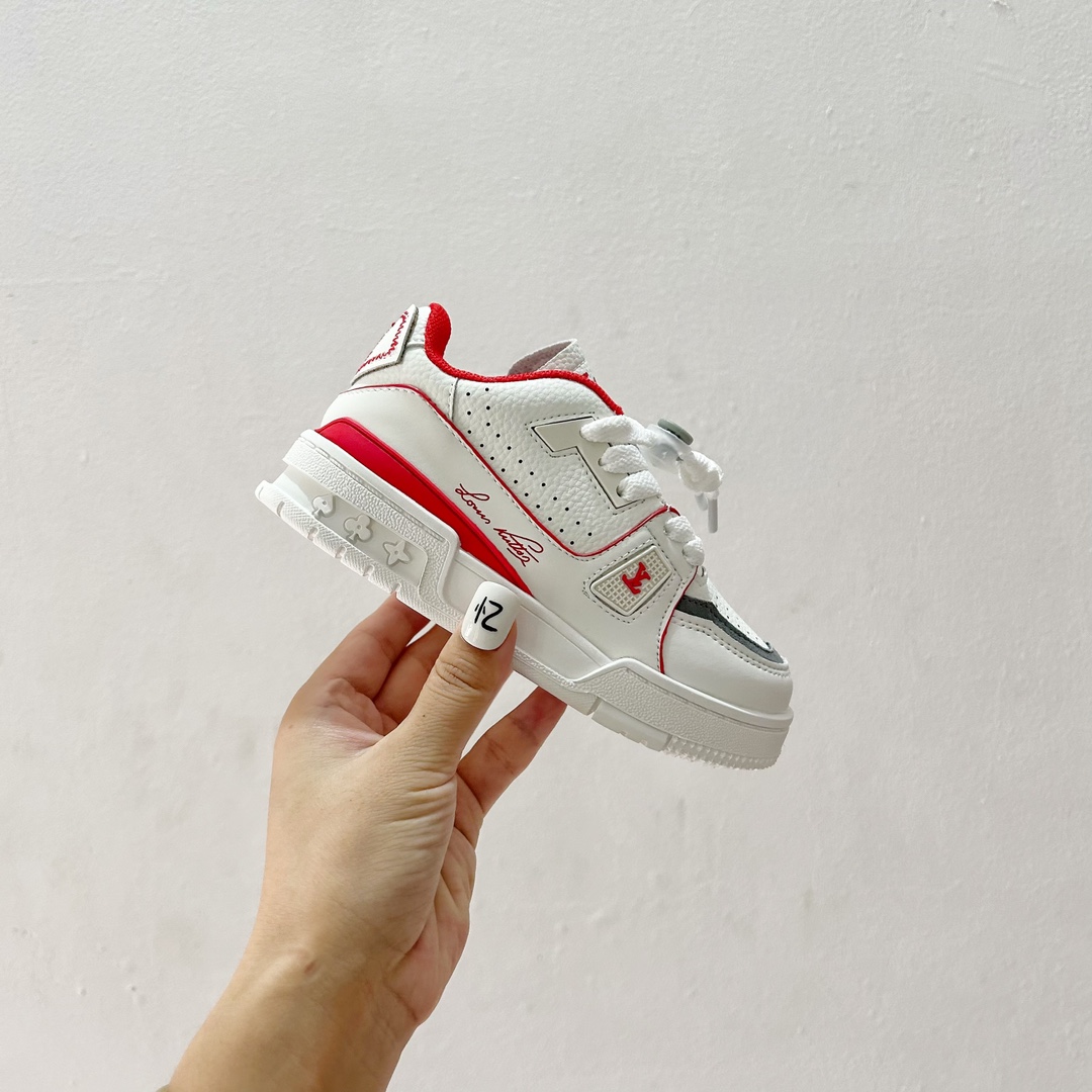 图片[2]-🔗LV Trainer儿童板鞋🎀 尺码：26-37码 👟舒适透气，轻盈步伐👟 这款板鞋采用优质材料制作，既保证了穿着的舒适度，又让小脚丫能自由呼吸。轻盈的设计让孩子们无论是跑跳还是漫步都能感受到轻松自在，完美适应他们的活泼天性。 🌈缤纷色彩，点亮每一步🌈 LV Trainer儿童板鞋不仅有经典的黑白配色，还有各种鲜艳夺目的色彩选择。从活泼的荧光绿到梦幻的樱花粉，每一种颜色都能点亮孩子的日常，成为他们个性的表达。 ✨安全设计，守护每一次探索✨ 考虑到孩子们的好奇心和探险欲，这款板鞋特别加强了鞋底的抓地力，提供更好的稳定性，即使在户外游戏中也能稳固站立，减少摔倒的风险。 🎉细节之处，尽显匠心品质🎉 从鞋带的可调节设计到易于穿脱的魔术贴，每一个细节都精心考量，旨在带给孩子们更加便捷舒适的体验。同时，精致的LV LOGO和标志性的花纹，无疑彰显了品牌独特的时尚态度。-选品中心