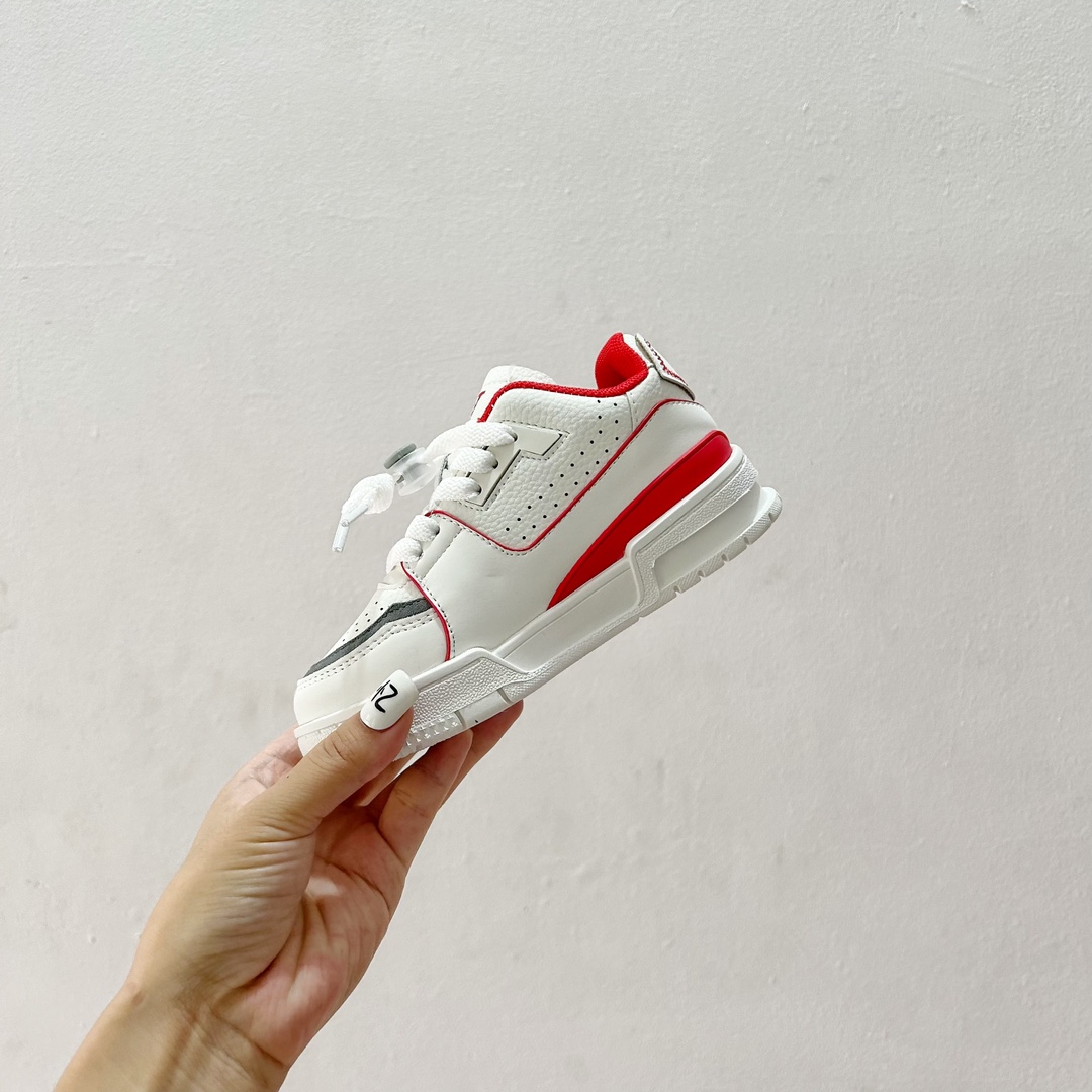 图片[4]-🔗LV Trainer儿童板鞋🎀 尺码：26-37码 👟舒适透气，轻盈步伐👟 这款板鞋采用优质材料制作，既保证了穿着的舒适度，又让小脚丫能自由呼吸。轻盈的设计让孩子们无论是跑跳还是漫步都能感受到轻松自在，完美适应他们的活泼天性。 🌈缤纷色彩，点亮每一步🌈 LV Trainer儿童板鞋不仅有经典的黑白配色，还有各种鲜艳夺目的色彩选择。从活泼的荧光绿到梦幻的樱花粉，每一种颜色都能点亮孩子的日常，成为他们个性的表达。 ✨安全设计，守护每一次探索✨ 考虑到孩子们的好奇心和探险欲，这款板鞋特别加强了鞋底的抓地力，提供更好的稳定性，即使在户外游戏中也能稳固站立，减少摔倒的风险。 🎉细节之处，尽显匠心品质🎉 从鞋带的可调节设计到易于穿脱的魔术贴，每一个细节都精心考量，旨在带给孩子们更加便捷舒适的体验。同时，精致的LV LOGO和标志性的花纹，无疑彰显了品牌独特的时尚态度。-选品中心