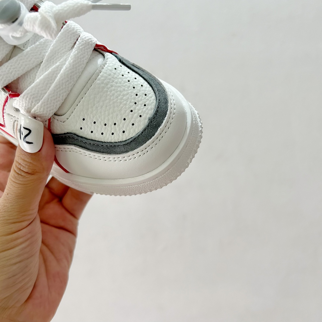 图片[5]-🔗LV Trainer儿童板鞋🎀 尺码：26-37码 👟舒适透气，轻盈步伐👟 这款板鞋采用优质材料制作，既保证了穿着的舒适度，又让小脚丫能自由呼吸。轻盈的设计让孩子们无论是跑跳还是漫步都能感受到轻松自在，完美适应他们的活泼天性。 🌈缤纷色彩，点亮每一步🌈 LV Trainer儿童板鞋不仅有经典的黑白配色，还有各种鲜艳夺目的色彩选择。从活泼的荧光绿到梦幻的樱花粉，每一种颜色都能点亮孩子的日常，成为他们个性的表达。 ✨安全设计，守护每一次探索✨ 考虑到孩子们的好奇心和探险欲，这款板鞋特别加强了鞋底的抓地力，提供更好的稳定性，即使在户外游戏中也能稳固站立，减少摔倒的风险。 🎉细节之处，尽显匠心品质🎉 从鞋带的可调节设计到易于穿脱的魔术贴，每一个细节都精心考量，旨在带给孩子们更加便捷舒适的体验。同时，精致的LV LOGO和标志性的花纹，无疑彰显了品牌独特的时尚态度。-选品中心