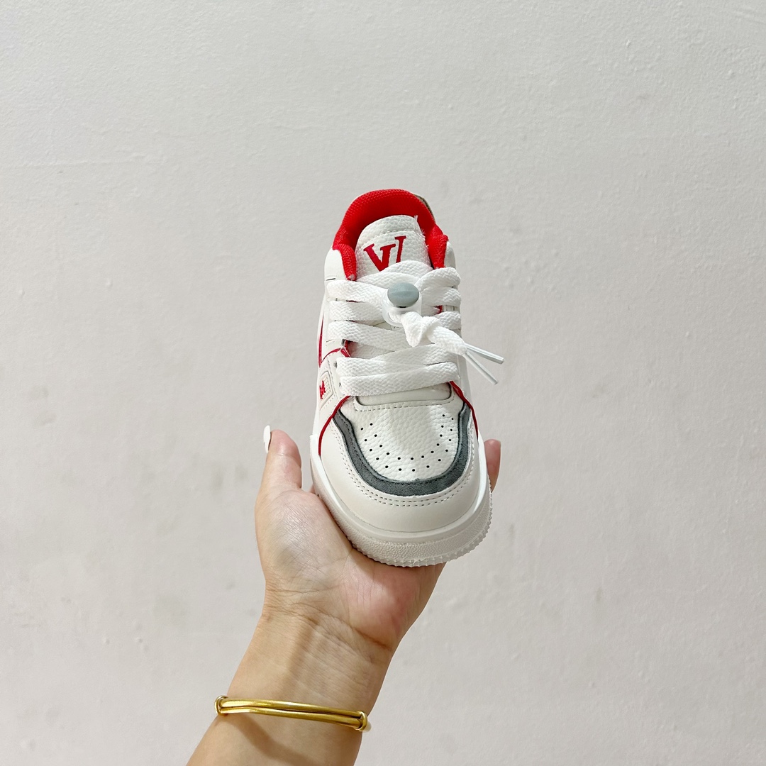 图片[3]-🔗LV Trainer儿童板鞋🎀 尺码：26-37码 👟舒适透气，轻盈步伐👟 这款板鞋采用优质材料制作，既保证了穿着的舒适度，又让小脚丫能自由呼吸。轻盈的设计让孩子们无论是跑跳还是漫步都能感受到轻松自在，完美适应他们的活泼天性。 🌈缤纷色彩，点亮每一步🌈 LV Trainer儿童板鞋不仅有经典的黑白配色，还有各种鲜艳夺目的色彩选择。从活泼的荧光绿到梦幻的樱花粉，每一种颜色都能点亮孩子的日常，成为他们个性的表达。 ✨安全设计，守护每一次探索✨ 考虑到孩子们的好奇心和探险欲，这款板鞋特别加强了鞋底的抓地力，提供更好的稳定性，即使在户外游戏中也能稳固站立，减少摔倒的风险。 🎉细节之处，尽显匠心品质🎉 从鞋带的可调节设计到易于穿脱的魔术贴，每一个细节都精心考量，旨在带给孩子们更加便捷舒适的体验。同时，精致的LV LOGO和标志性的花纹，无疑彰显了品牌独特的时尚态度。-选品中心