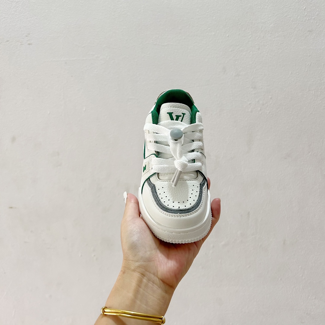 图片[3]-🔗LV Trainer儿童板鞋🎀 尺码：26-37码 👟舒适透气，轻盈步伐👟 这款板鞋采用优质材料制作，既保证了穿着的舒适度，又让小脚丫能自由呼吸。轻盈的设计让孩子们无论是跑跳还是漫步都能感受到轻松自在，完美适应他们的活泼天性。 🌈缤纷色彩，点亮每一步🌈 LV Trainer儿童板鞋不仅有经典的黑白配色，还有各种鲜艳夺目的色彩选择。从活泼的荧光绿到梦幻的樱花粉，每一种颜色都能点亮孩子的日常，成为他们个性的表达。 ✨安全设计，守护每一次探索✨ 考虑到孩子们的好奇心和探险欲，这款板鞋特别加强了鞋底的抓地力，提供更好的稳定性，即使在户外游戏中也能稳固站立，减少摔倒的风险。 🎉细节之处，尽显匠心品质🎉 从鞋带的可调节设计到易于穿脱的魔术贴，每一个细节都精心考量，旨在带给孩子们更加便捷舒适的体验。同时，精致的LV LOGO和标志性的花纹，无疑彰显了品牌独特的时尚态度。-选品中心
