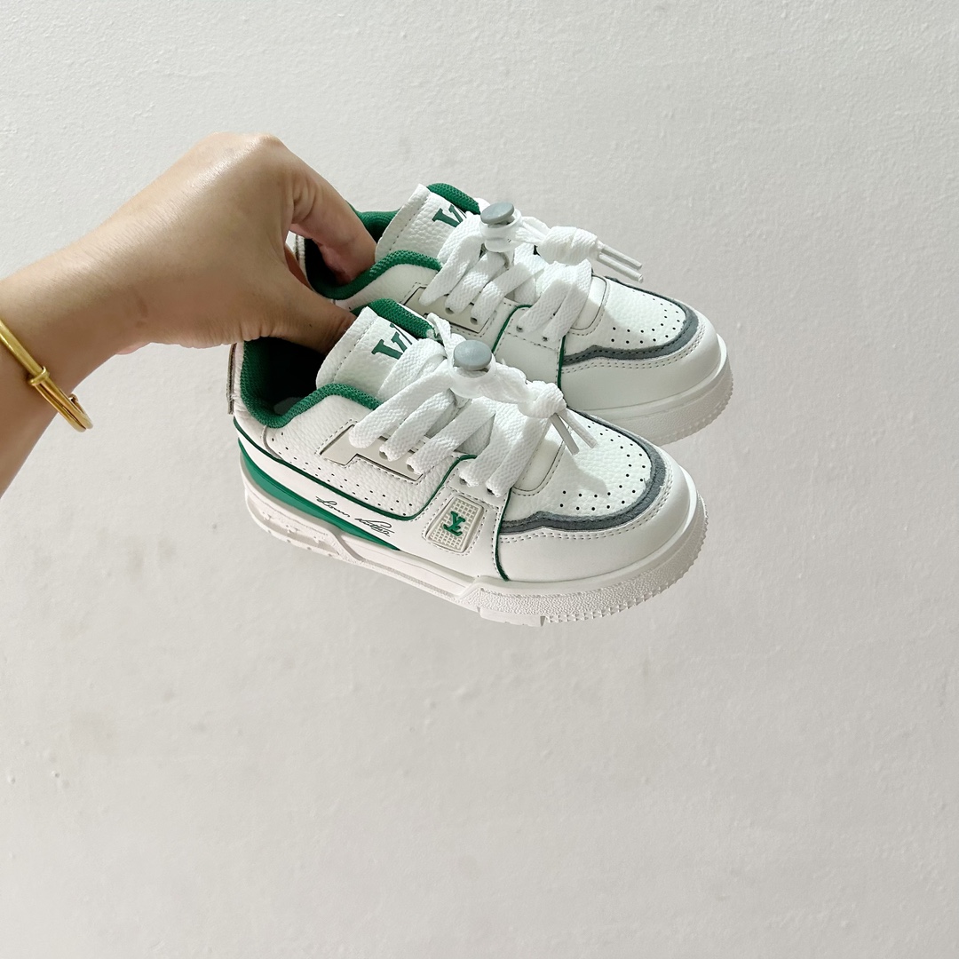 🔗LV Trainer儿童板鞋🎀 尺码：26-37码 👟舒适透气，轻盈步伐👟 这款板鞋采用优质材料制作，既保证了穿着的舒适度，又让小脚丫能自由呼吸。轻盈的设计让孩子们无论是跑跳还是漫步都能感受到轻松自在，完美适应他们的活泼天性。 🌈缤纷色彩，点亮每一步🌈 LV Trainer儿童板鞋不仅有经典的黑白配色，还有各种鲜艳夺目的色彩选择。从活泼的荧光绿到梦幻的樱花粉，每一种颜色都能点亮孩子的日常，成为他们个性的表达。 ✨安全设计，守护每一次探索✨ 考虑到孩子们的好奇心和探险欲，这款板鞋特别加强了鞋底的抓地力，提供更好的稳定性，即使在户外游戏中也能稳固站立，减少摔倒的风险。 🎉细节之处，尽显匠心品质🎉 从鞋带的可调节设计到易于穿脱的魔术贴，每一个细节都精心考量，旨在带给孩子们更加便捷舒适的体验。同时，精致的LV LOGO和标志性的花纹，无疑彰显了品牌独特的时尚态度。-选品中心