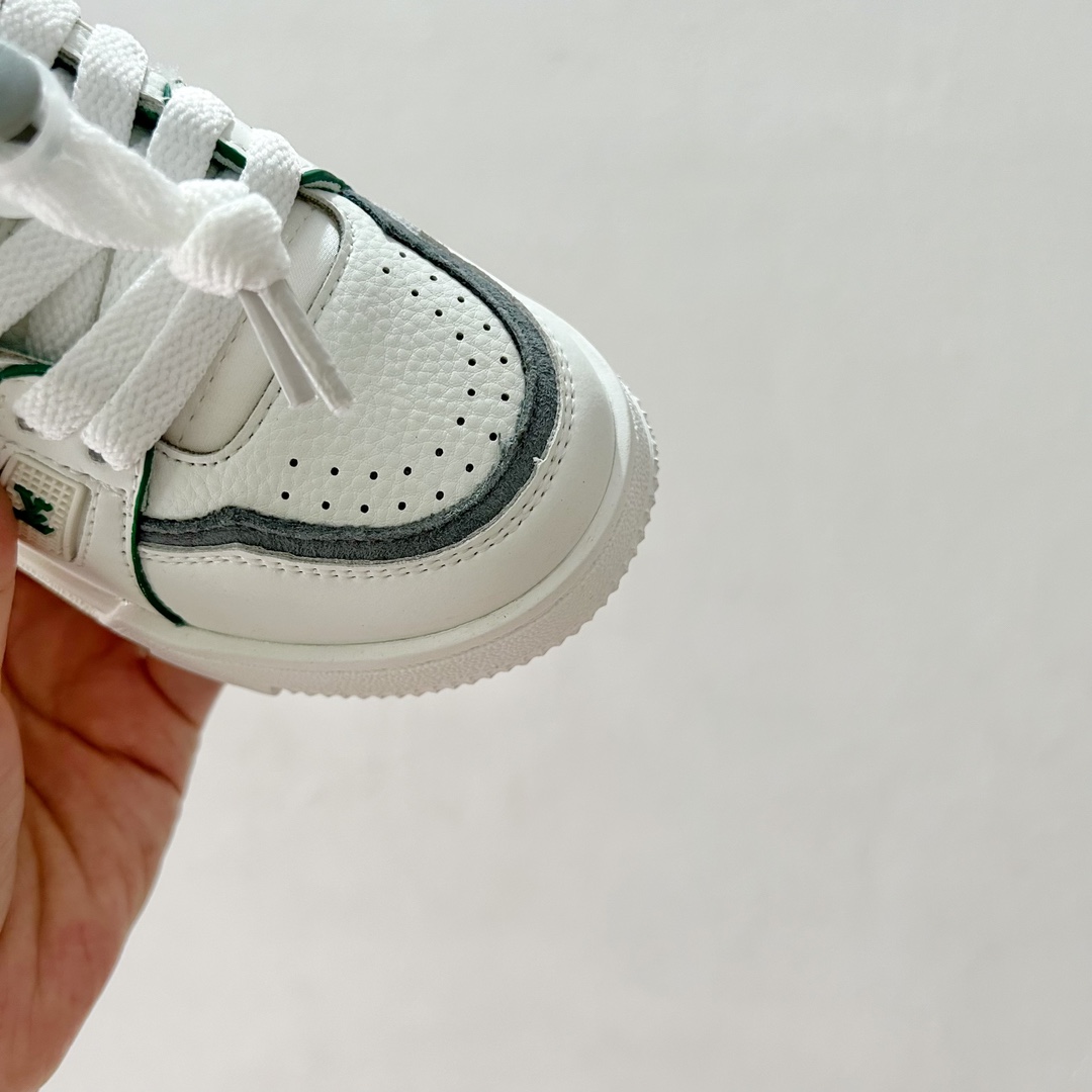 图片[5]-🔗LV Trainer儿童板鞋🎀 尺码：26-37码 👟舒适透气，轻盈步伐👟 这款板鞋采用优质材料制作，既保证了穿着的舒适度，又让小脚丫能自由呼吸。轻盈的设计让孩子们无论是跑跳还是漫步都能感受到轻松自在，完美适应他们的活泼天性。 🌈缤纷色彩，点亮每一步🌈 LV Trainer儿童板鞋不仅有经典的黑白配色，还有各种鲜艳夺目的色彩选择。从活泼的荧光绿到梦幻的樱花粉，每一种颜色都能点亮孩子的日常，成为他们个性的表达。 ✨安全设计，守护每一次探索✨ 考虑到孩子们的好奇心和探险欲，这款板鞋特别加强了鞋底的抓地力，提供更好的稳定性，即使在户外游戏中也能稳固站立，减少摔倒的风险。 🎉细节之处，尽显匠心品质🎉 从鞋带的可调节设计到易于穿脱的魔术贴，每一个细节都精心考量，旨在带给孩子们更加便捷舒适的体验。同时，精致的LV LOGO和标志性的花纹，无疑彰显了品牌独特的时尚态度。-选品中心